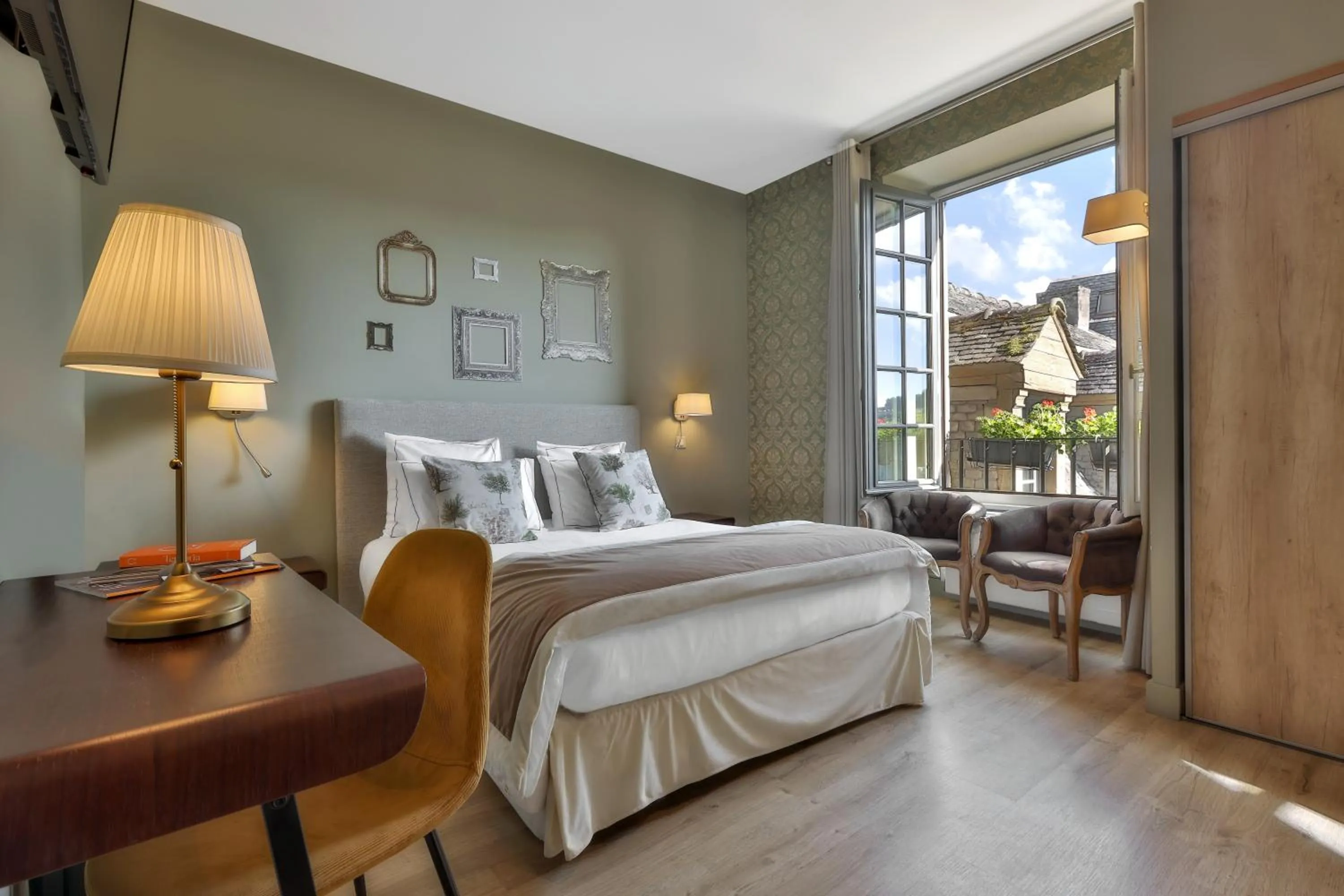 Bedroom, Bed in Hôtel Joyet de Maubec