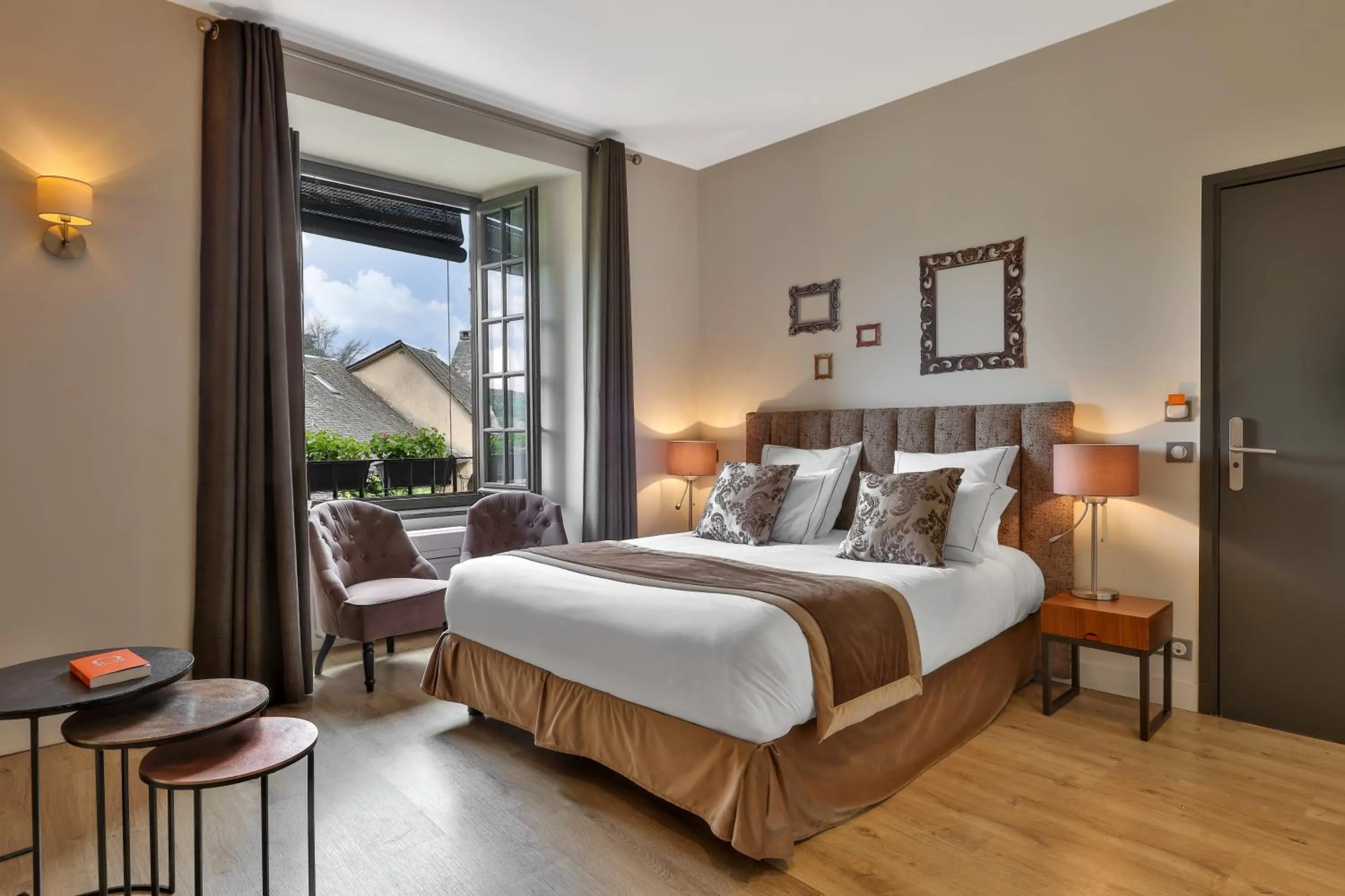 Bedroom, Bed in Hôtel Joyet de Maubec