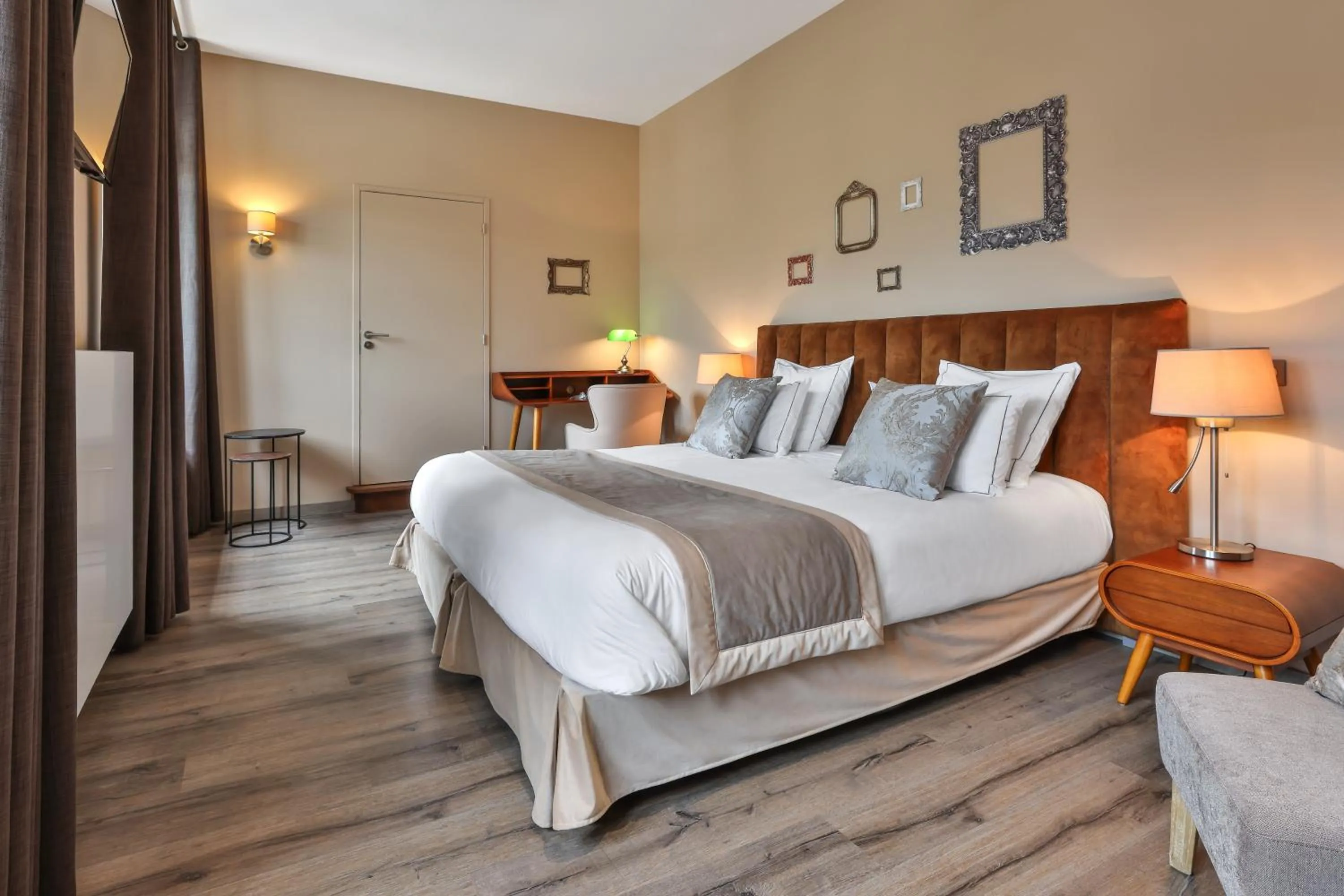 Bedroom, Bed in Hôtel Joyet de Maubec