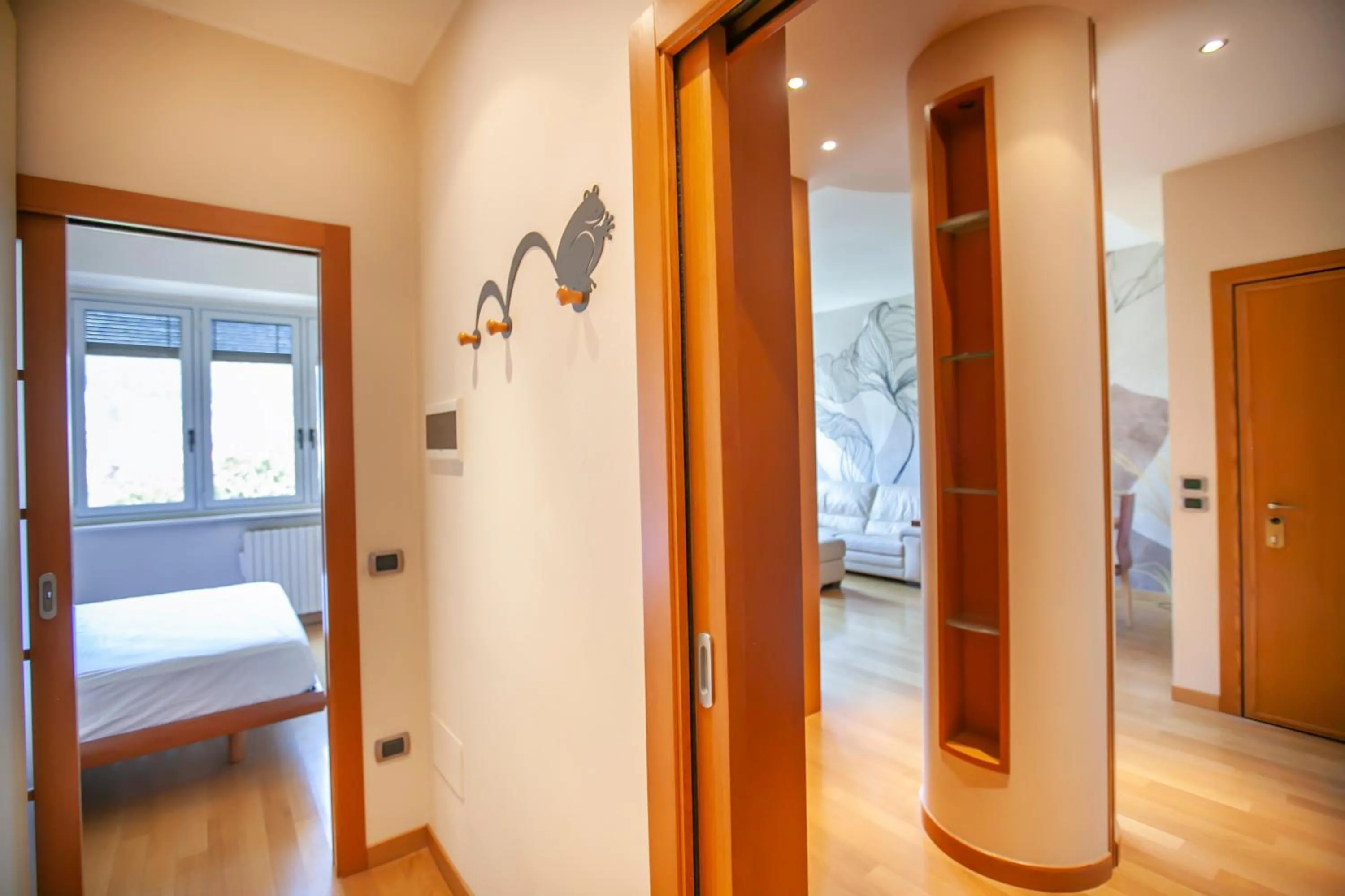Photo of the whole room, Bed in Skyline by Comorooms