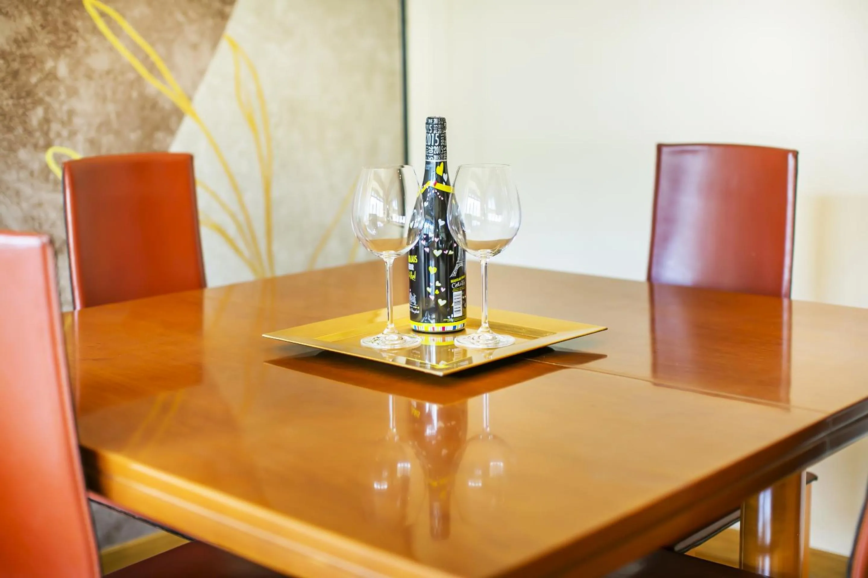 Dining area in Skyline by Comorooms