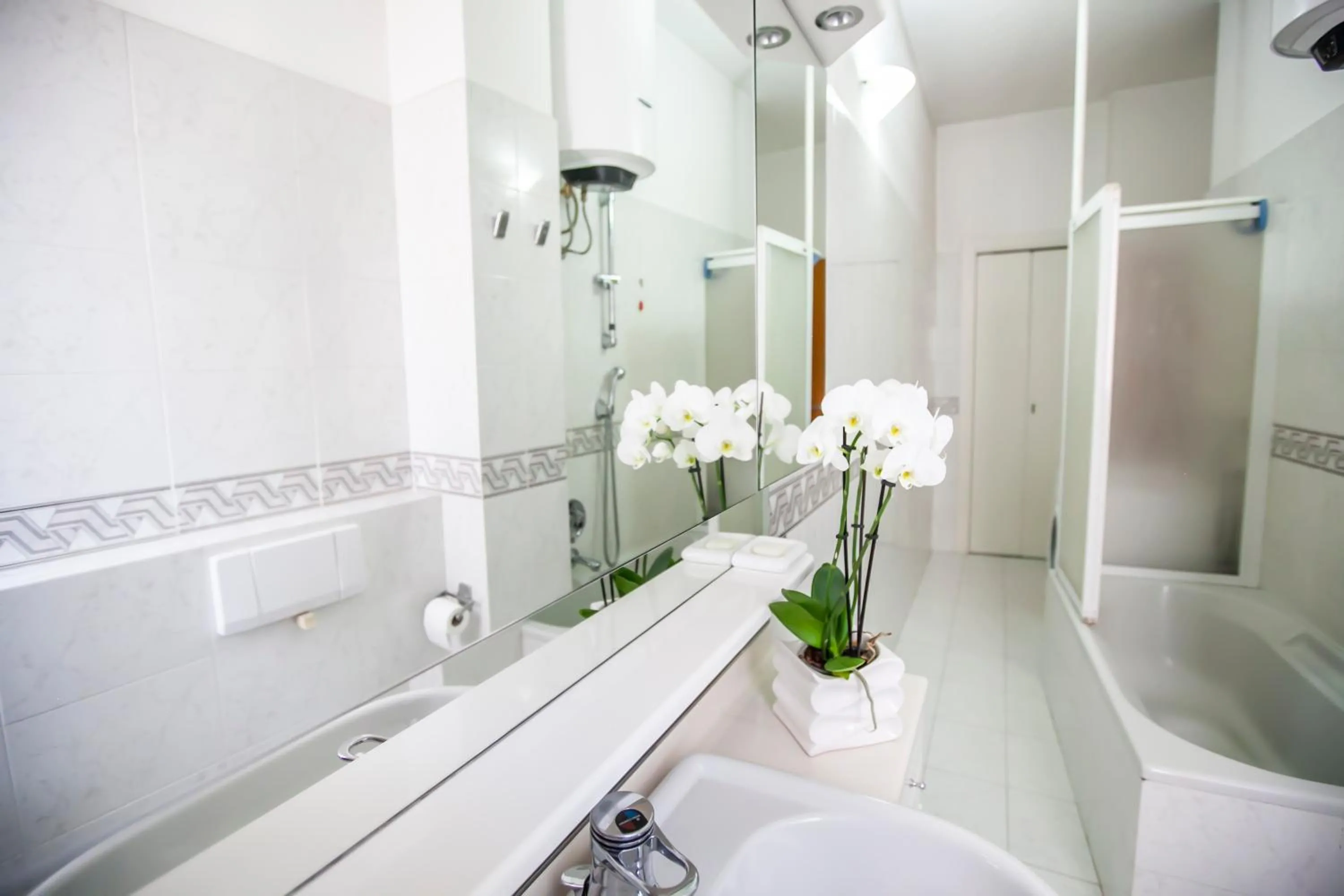 Bathroom in Skyline by Comorooms