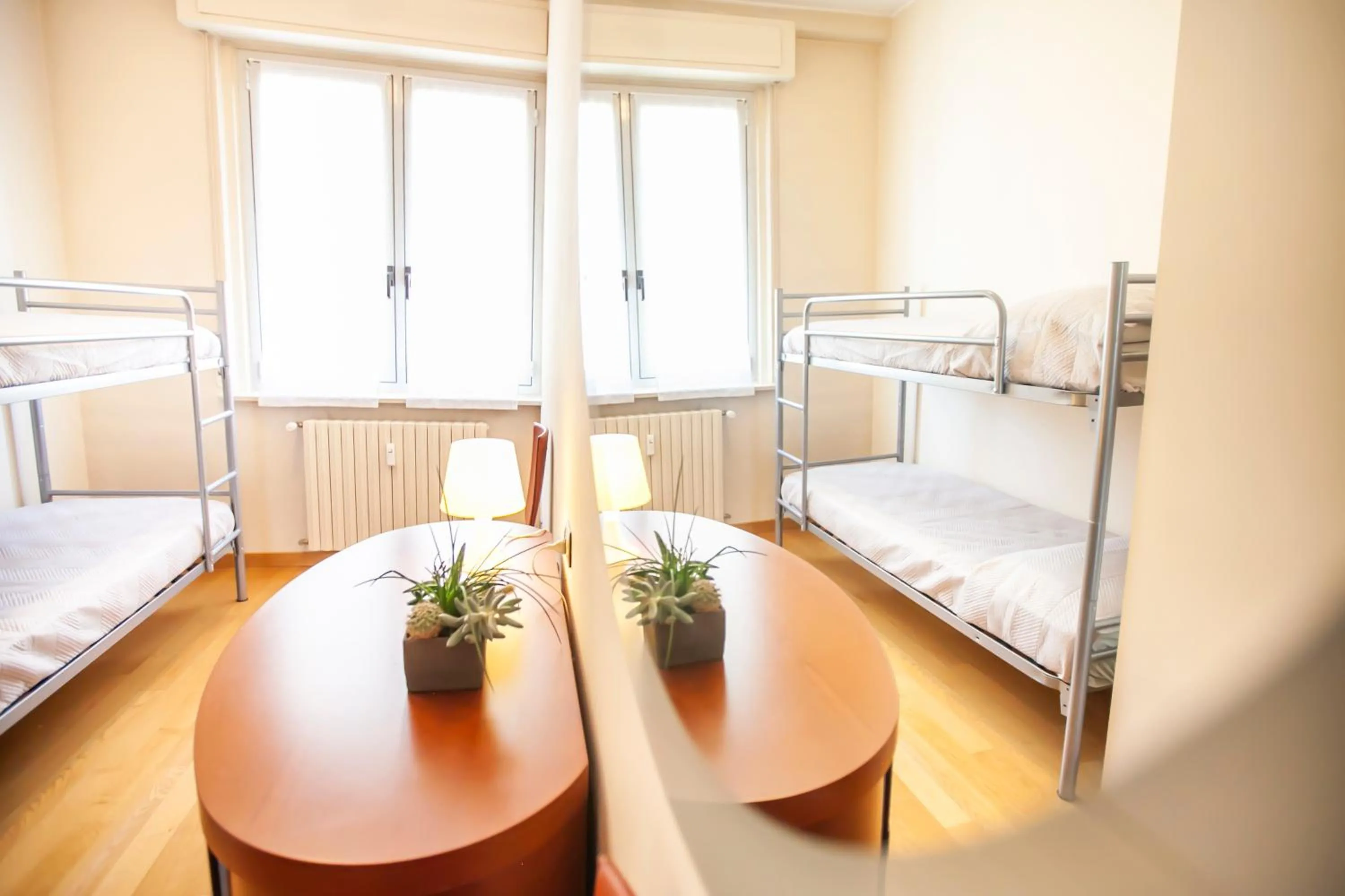 Photo of the whole room, Bed in Skyline by Comorooms