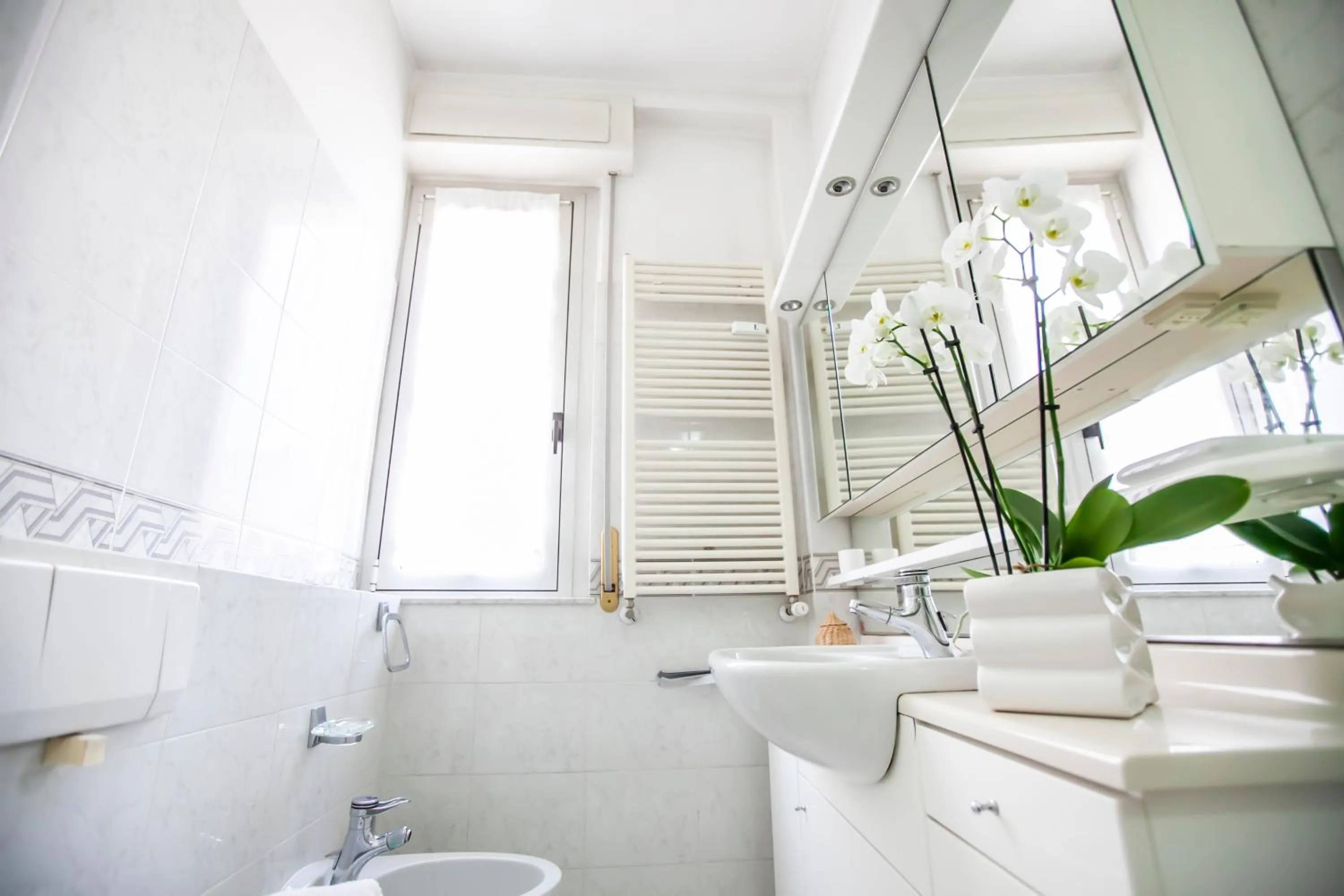 Bathroom in Skyline by Comorooms