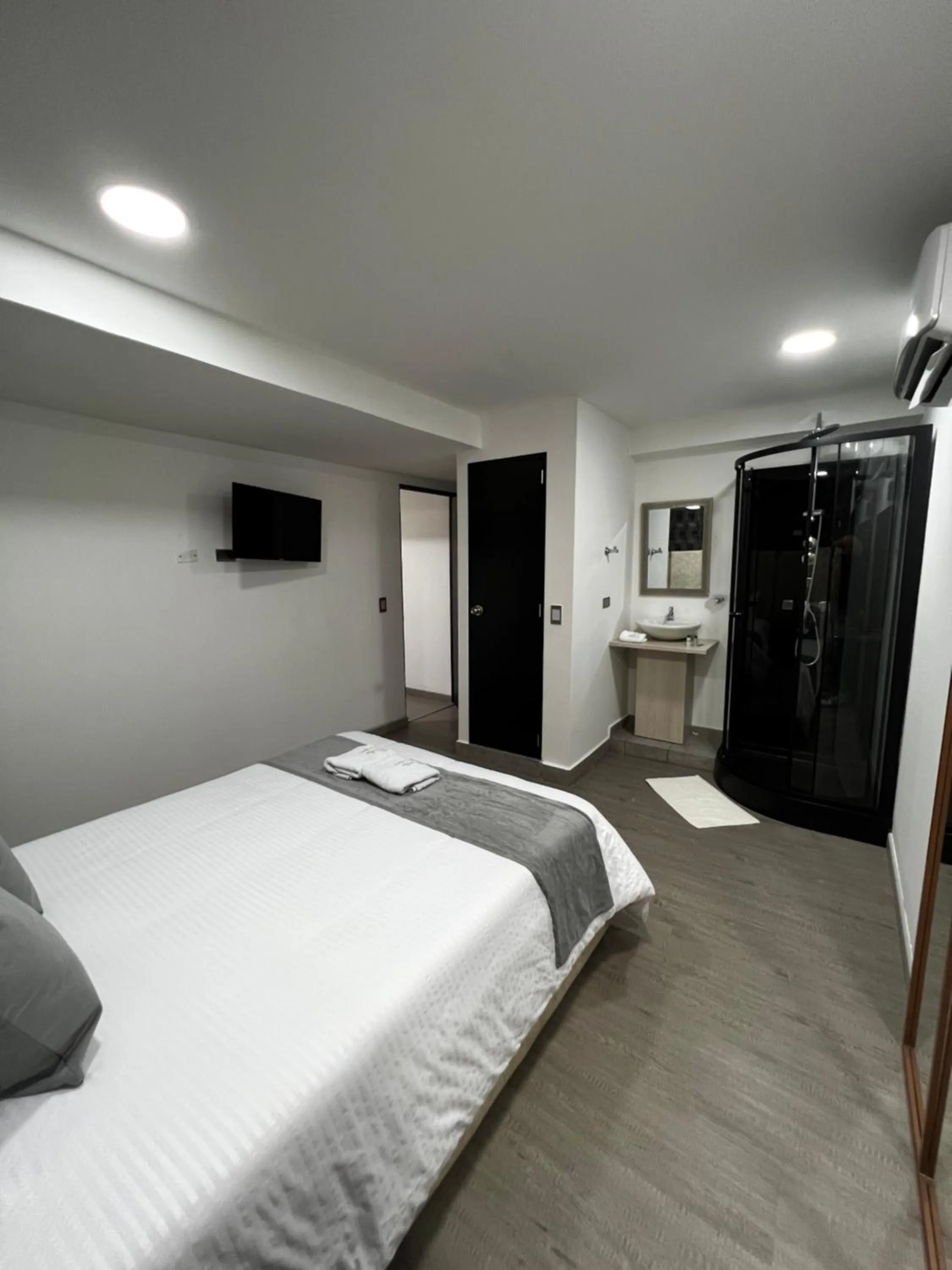 Shower, Bed in Orbe Hotel Medellín