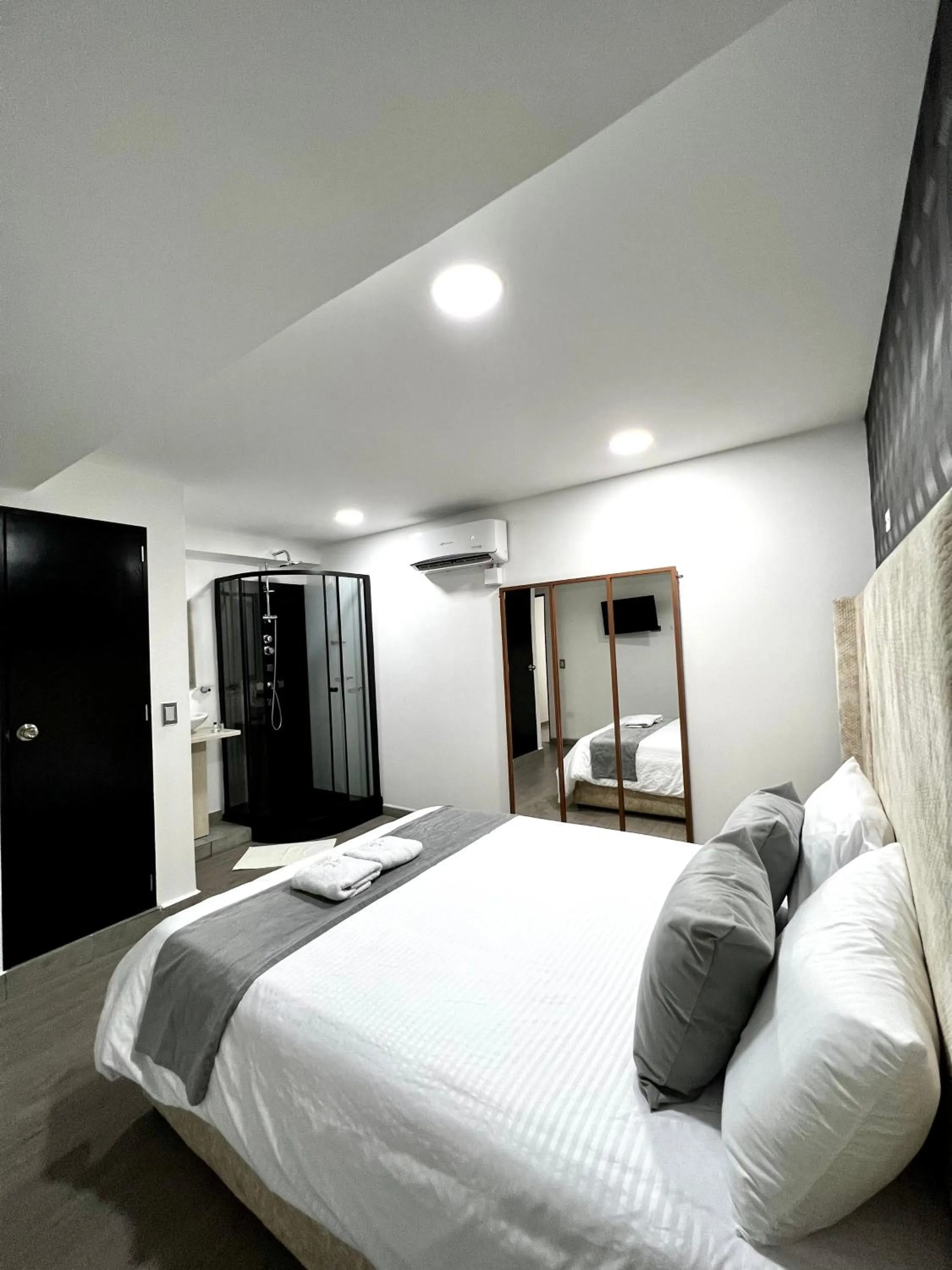 Shower, Bed in Orbe Hotel Medellín