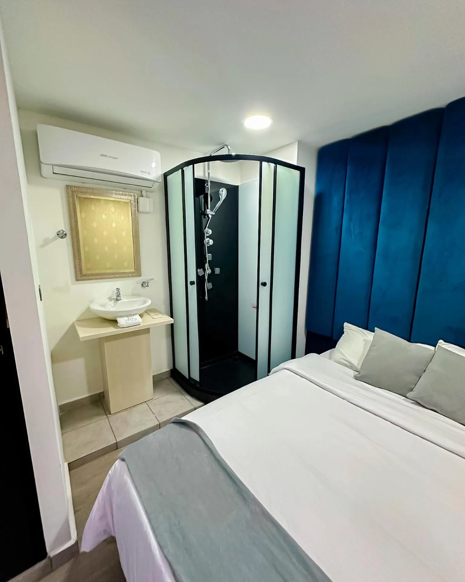 Shower, Bed in Orbe Hotel Medellín