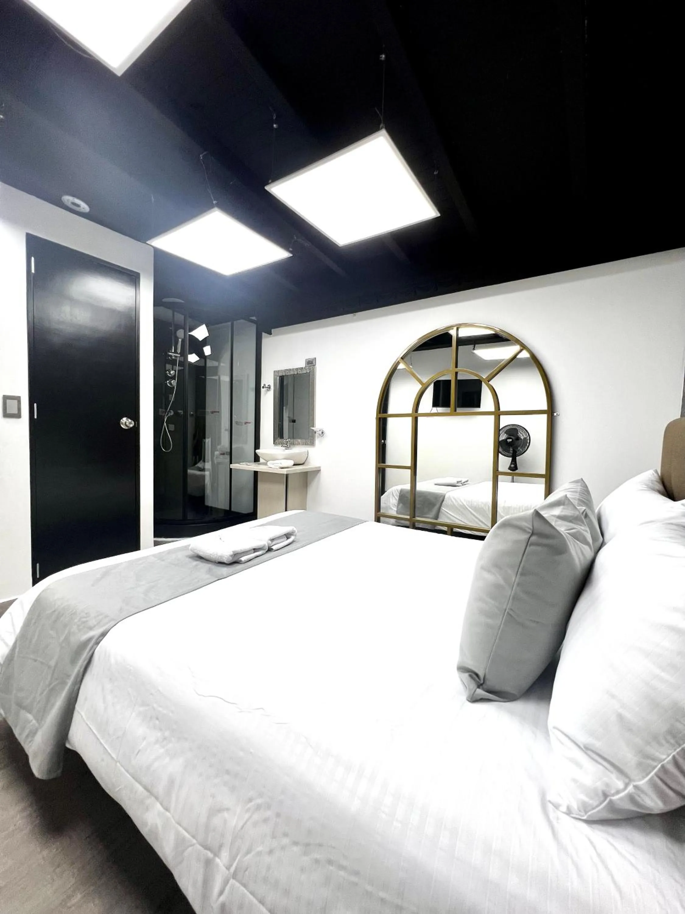 Shower, Bed in Orbe Hotel Medellín