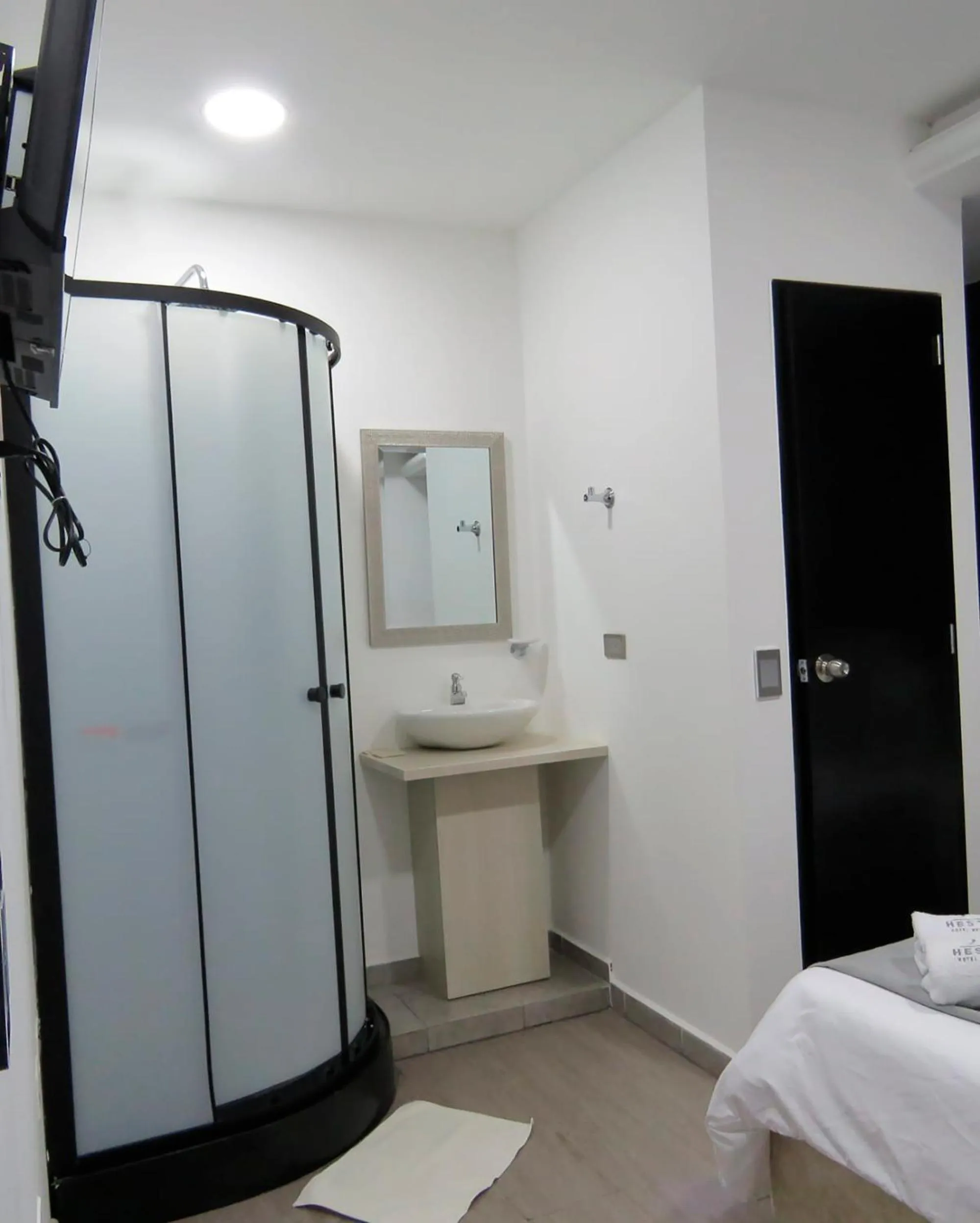 Shower, Bed in Orbe Hotel Medellín