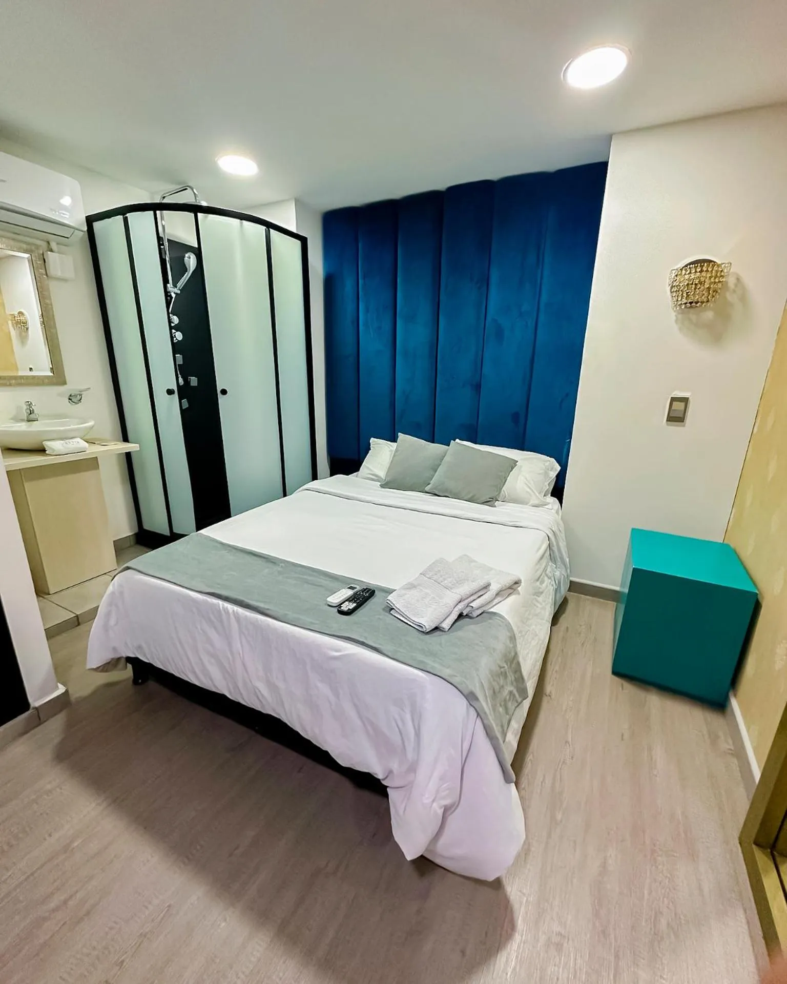 Shower, Bed in Orbe Hotel Medellín