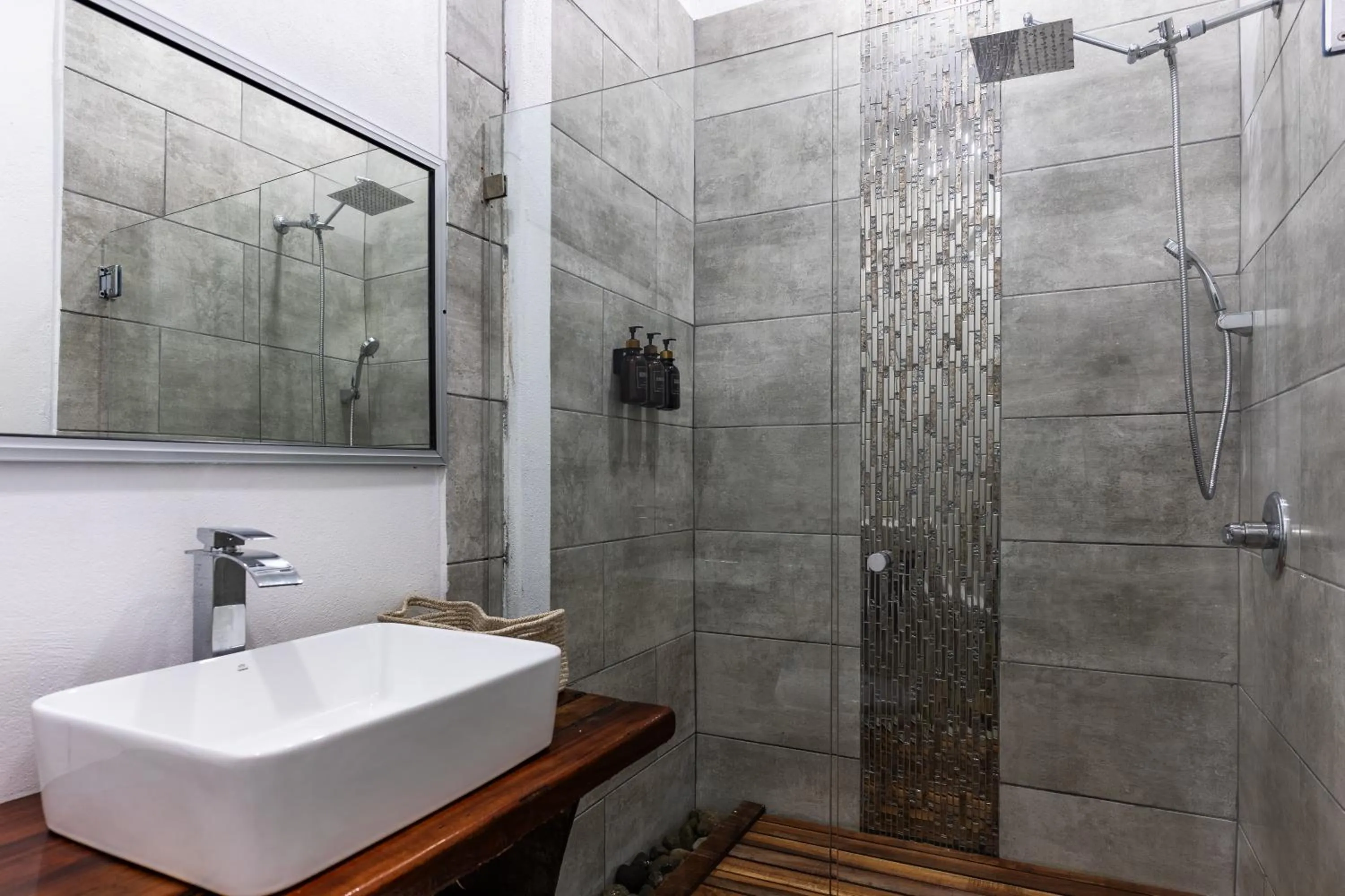 Shower in El Deseo Serendipity Tortuguero