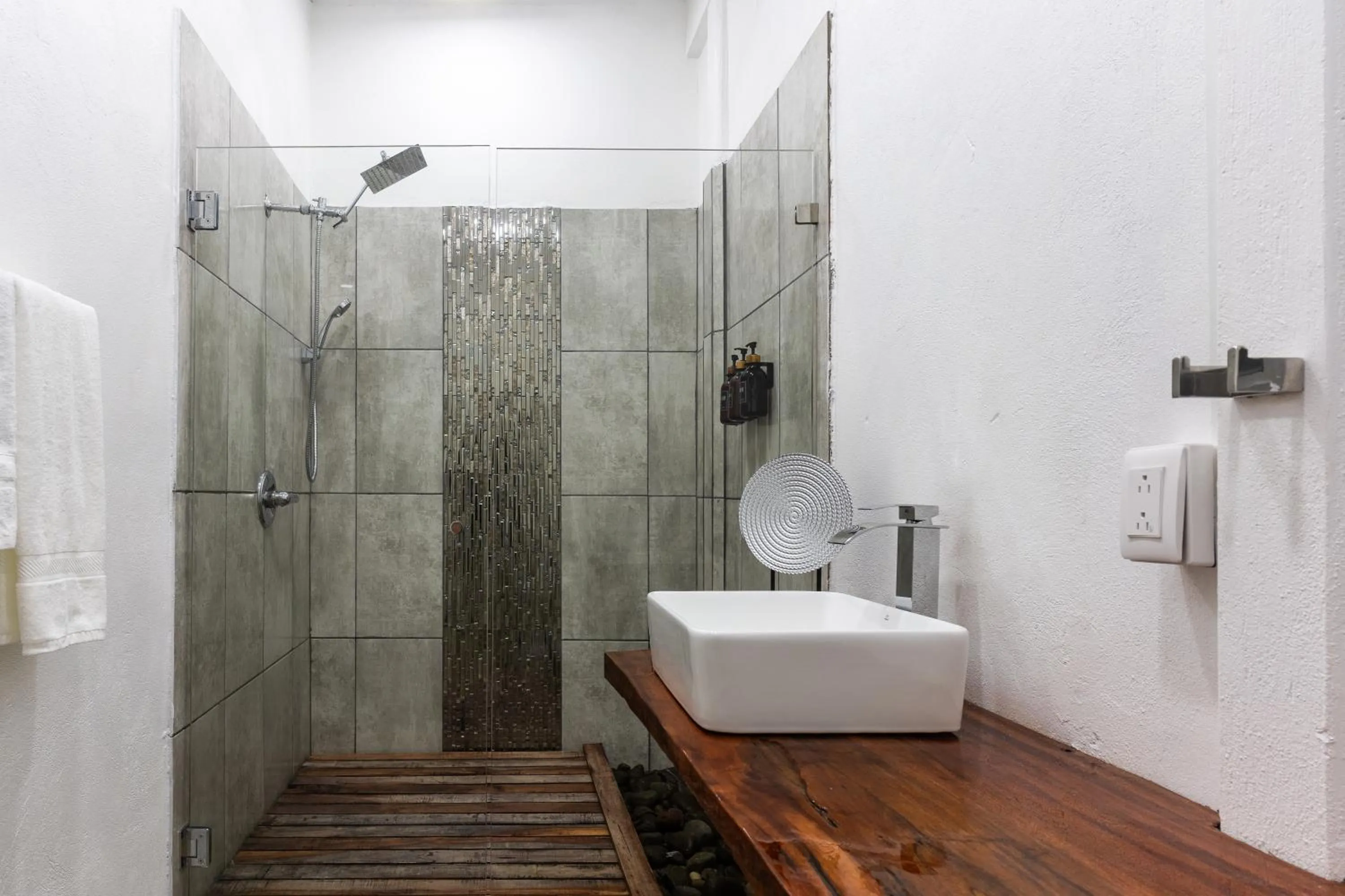 Shower in El Deseo Serendipity Tortuguero