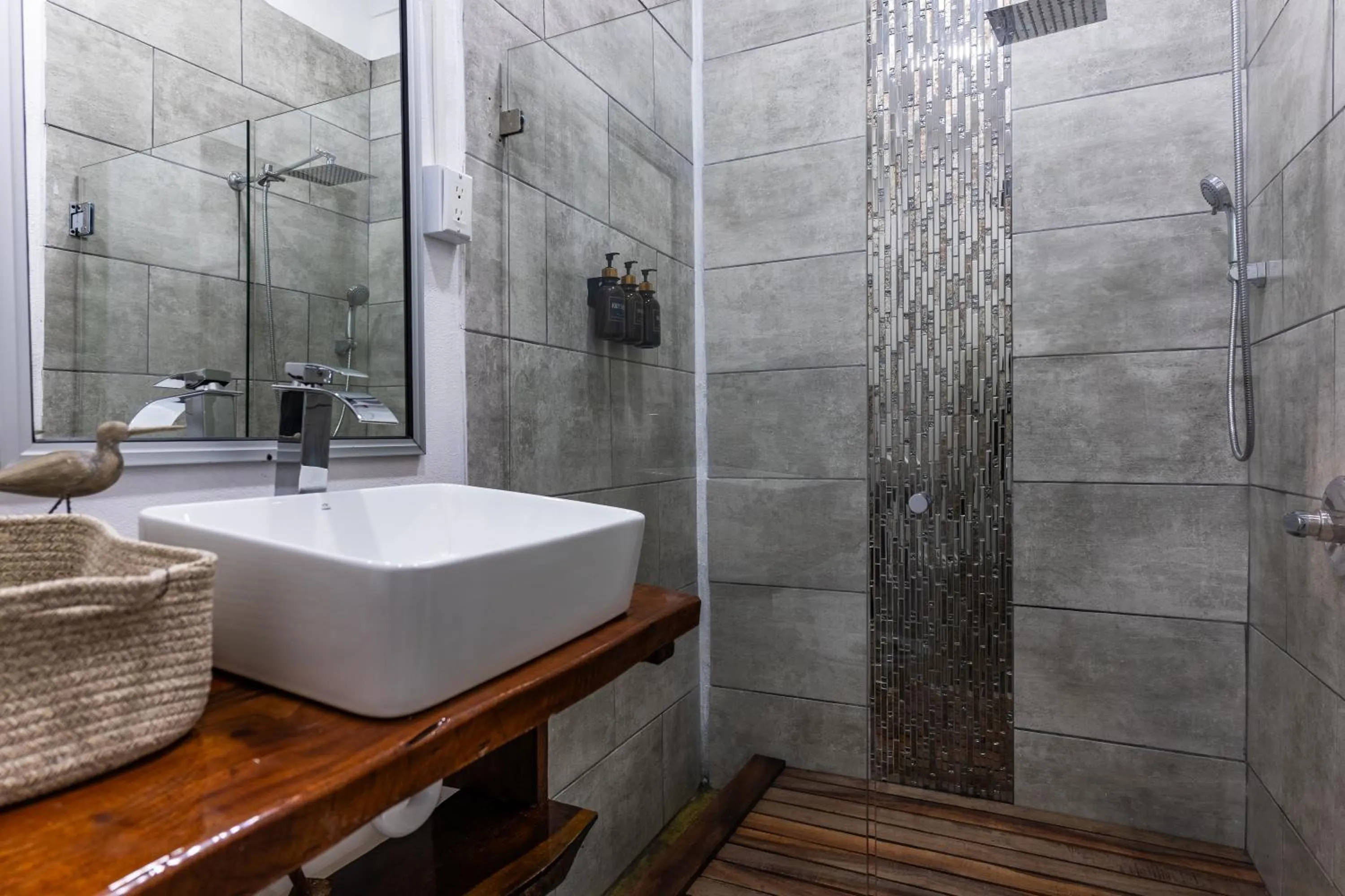 Shower in El Deseo Serendipity Tortuguero