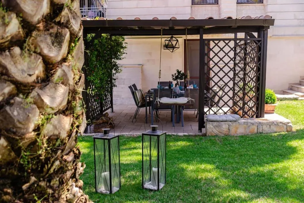 Beatrice: regal residence with wide garden