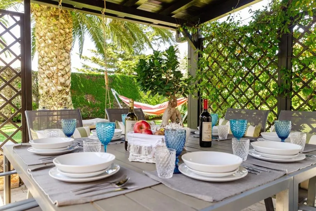 Beatrice: regal residence with wide garden