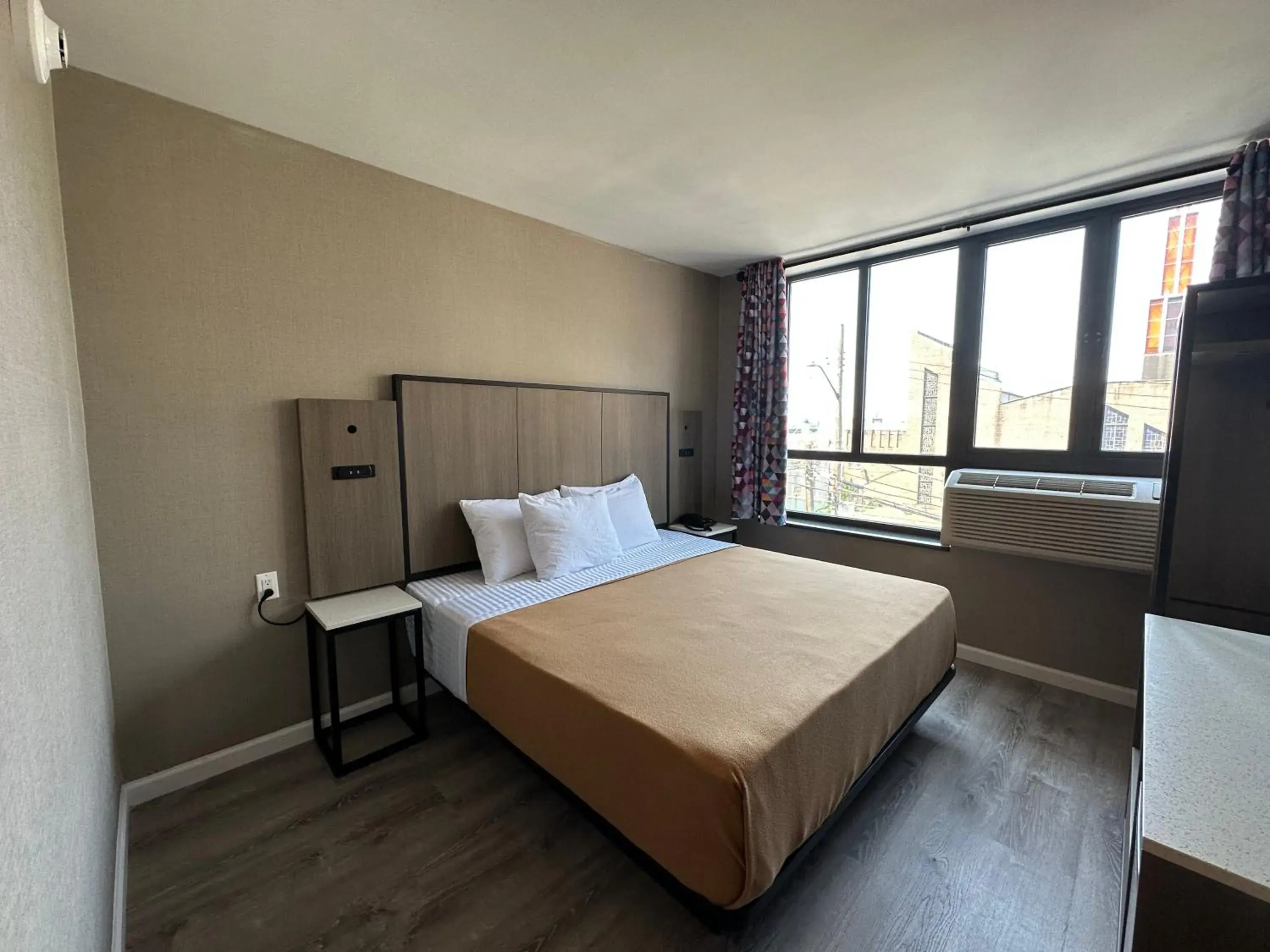 Standard King Room in Regal Inn & Suites New York LaGuardia Hotel Standard King Room in Regal Inn & Suites New York LaGuardia Hotel