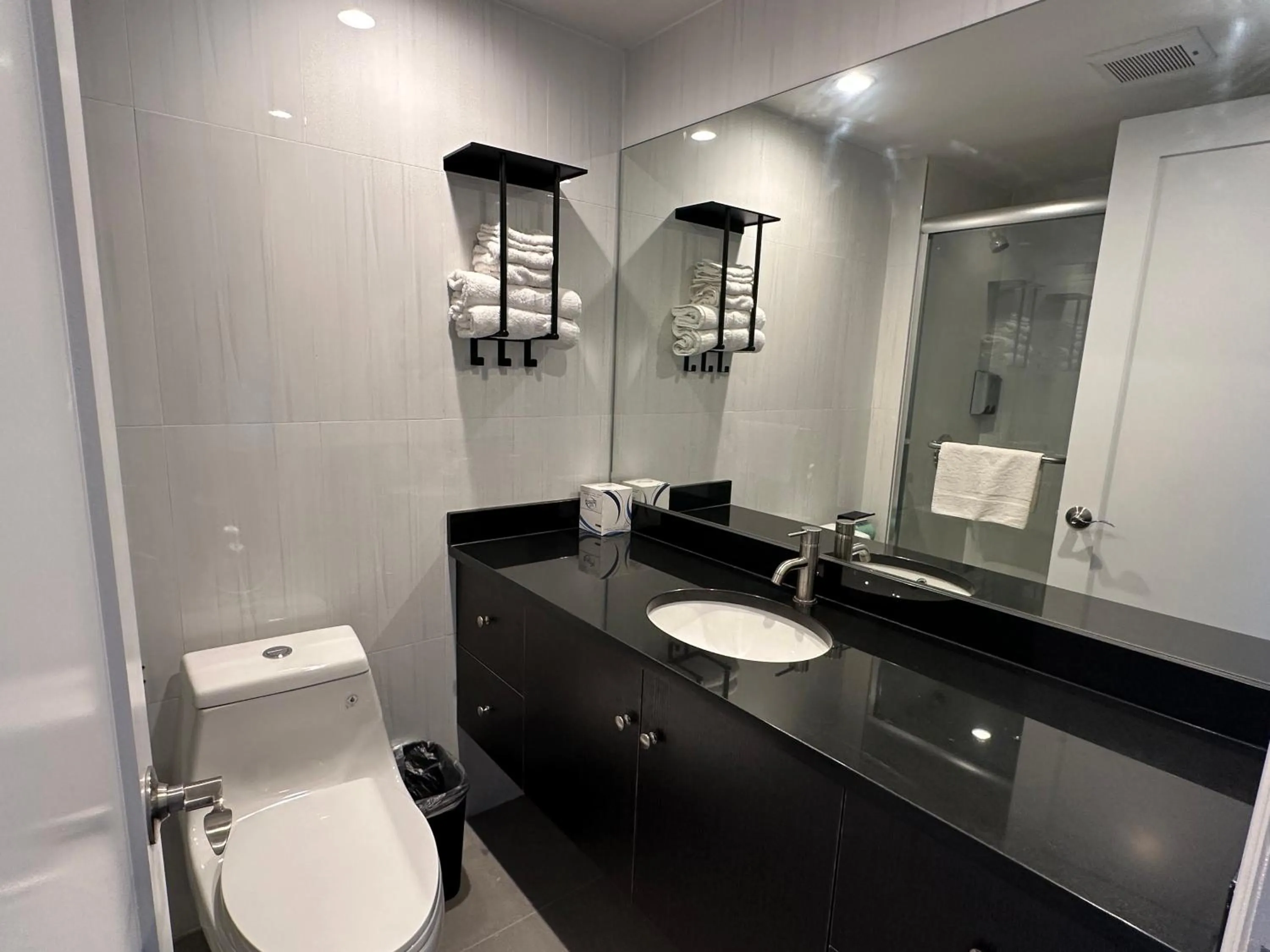 Bathroom in Regal Inn & Suites New York LaGuardia Hotel