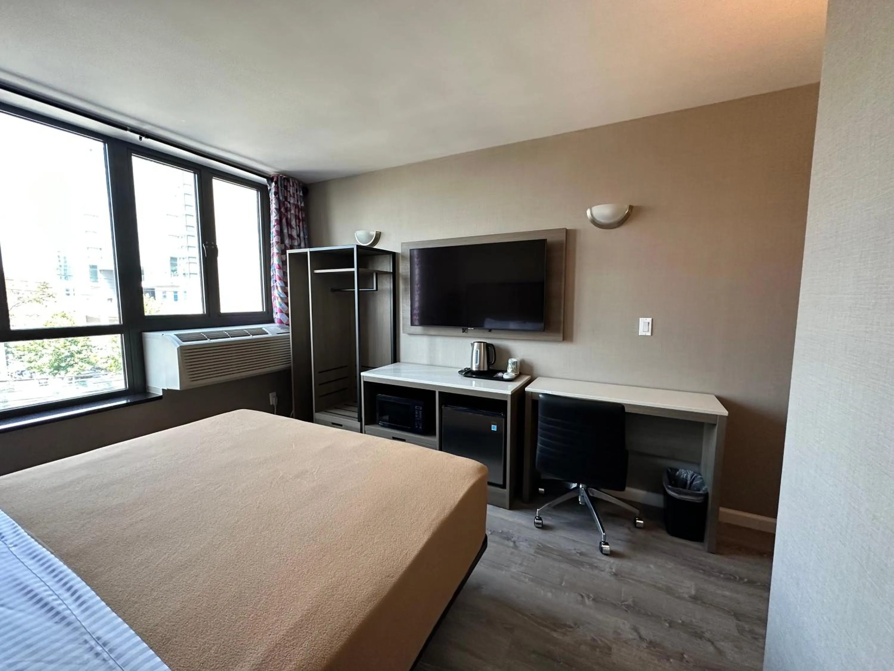TV and multimedia, Bed in Regal Inn & Suites New York LaGuardia Hotel