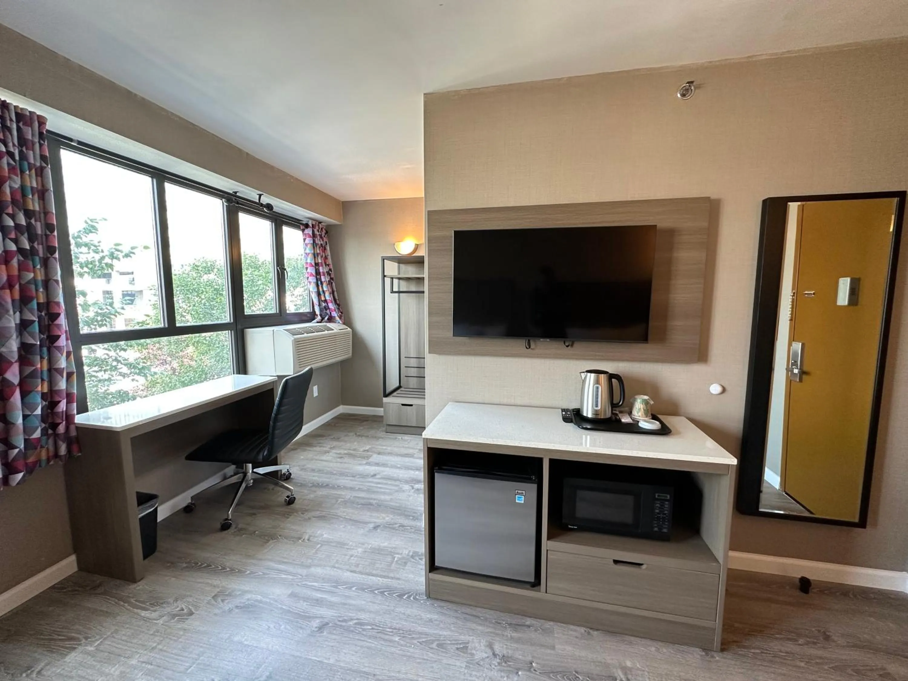 TV and multimedia in Regal Inn & Suites New York LaGuardia Hotel