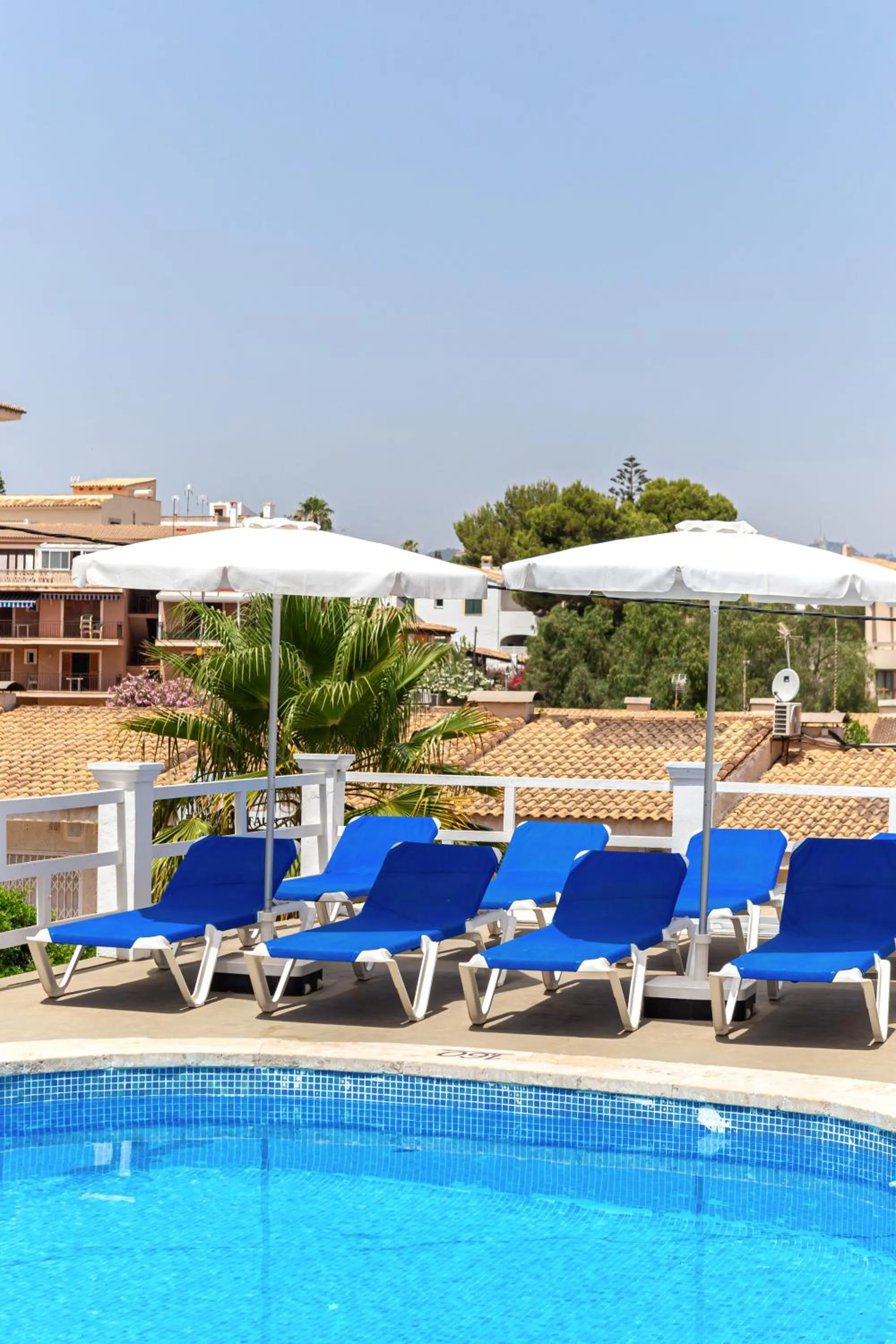 Swimming pool in Hostal Residencia San Francisco