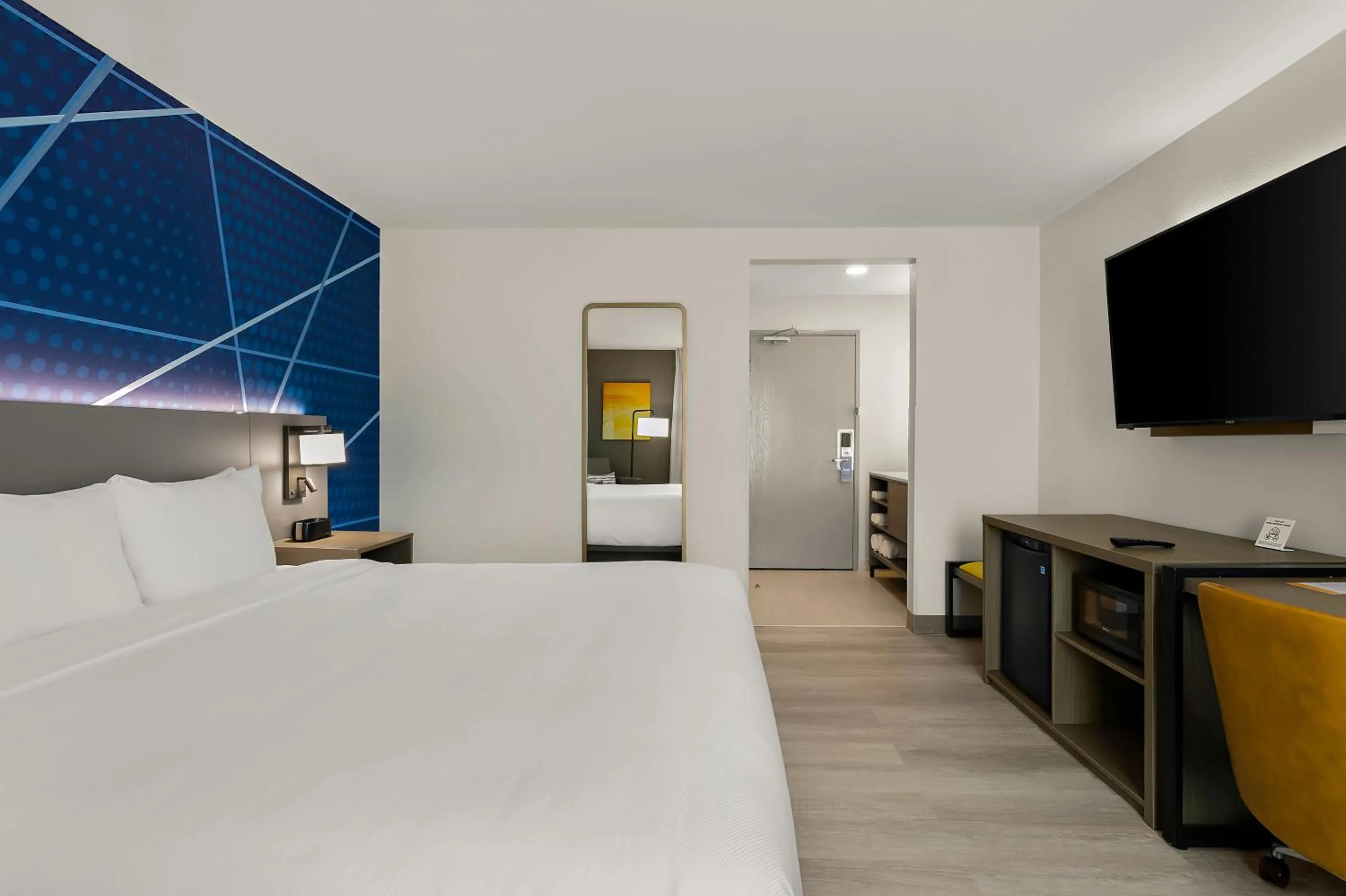 TV and multimedia, Bed in Baymont by Wyndham Conroe