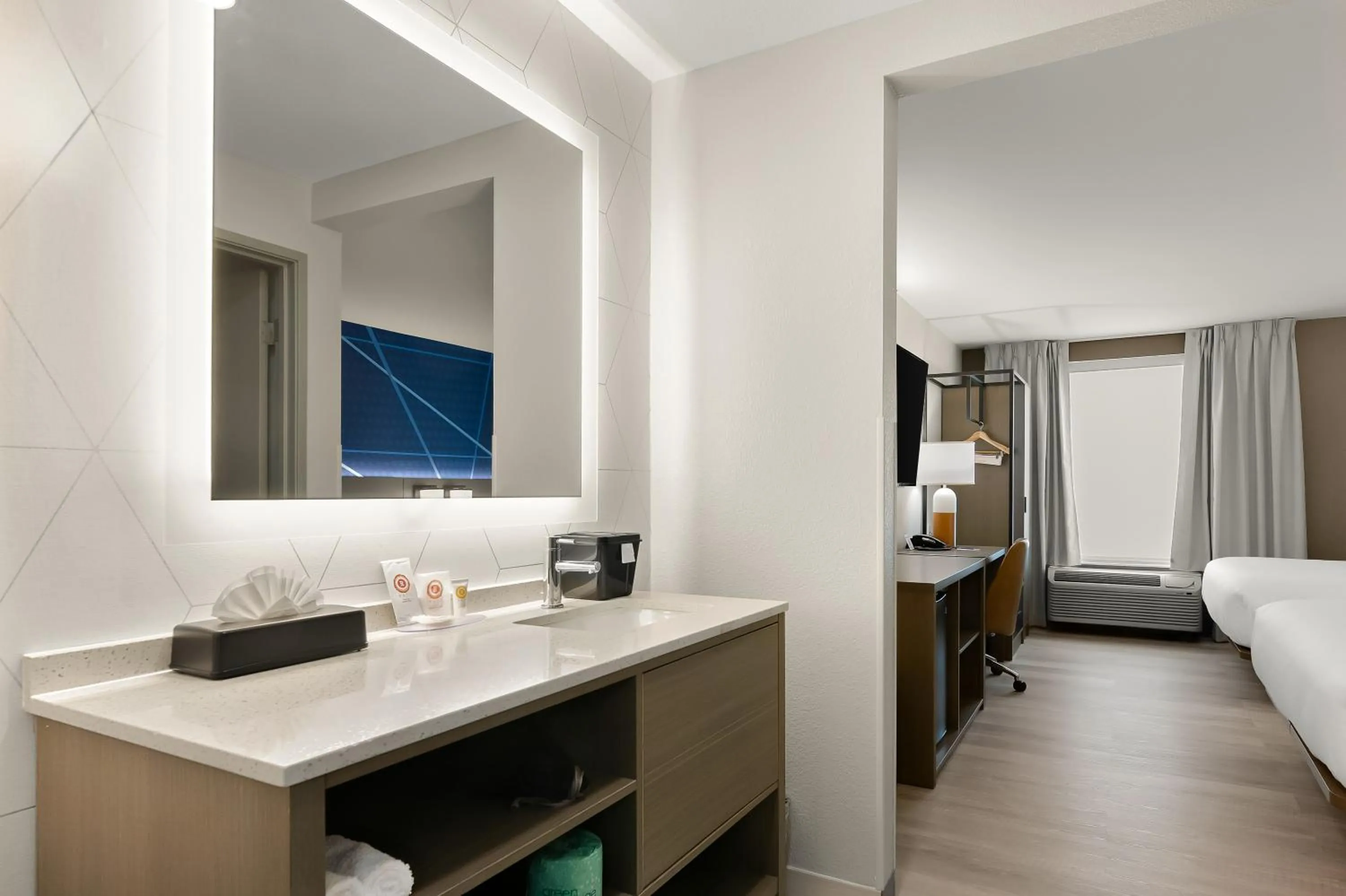 TV and multimedia, Bed in Baymont by Wyndham Conroe