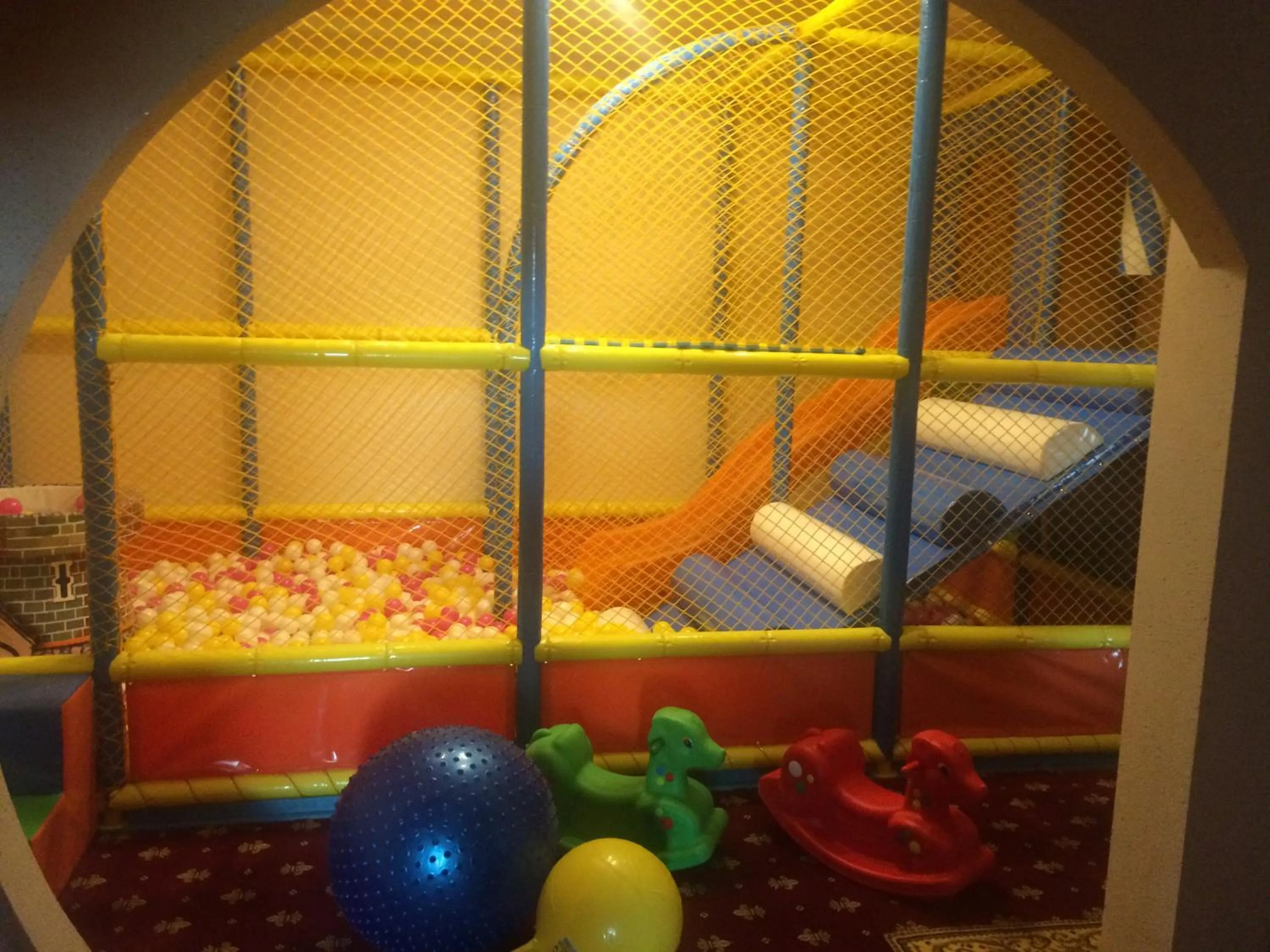 Children play ground, Bed in Nairi Hotel