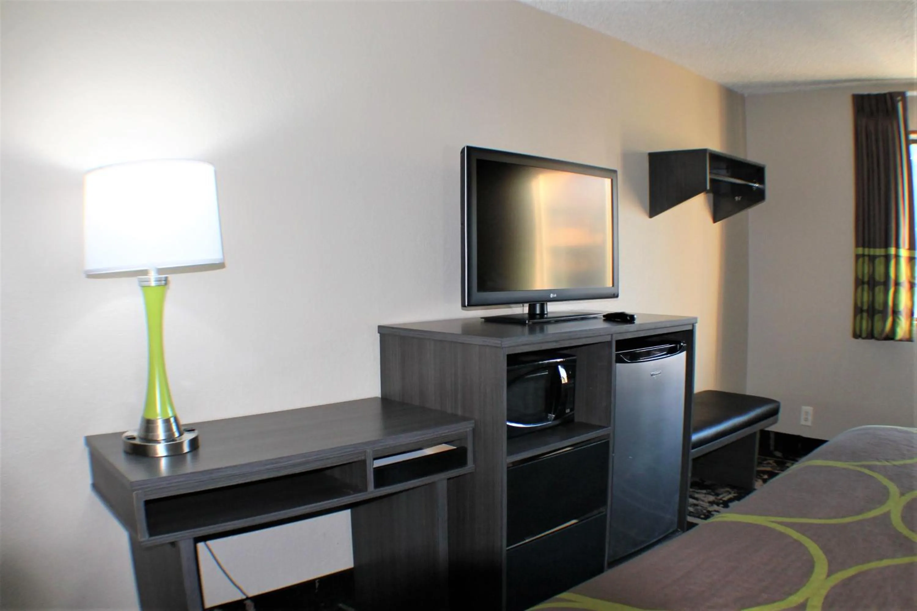 TV and multimedia in Super 8 by Wyndham Greensboro/Coliseum/Conv.
