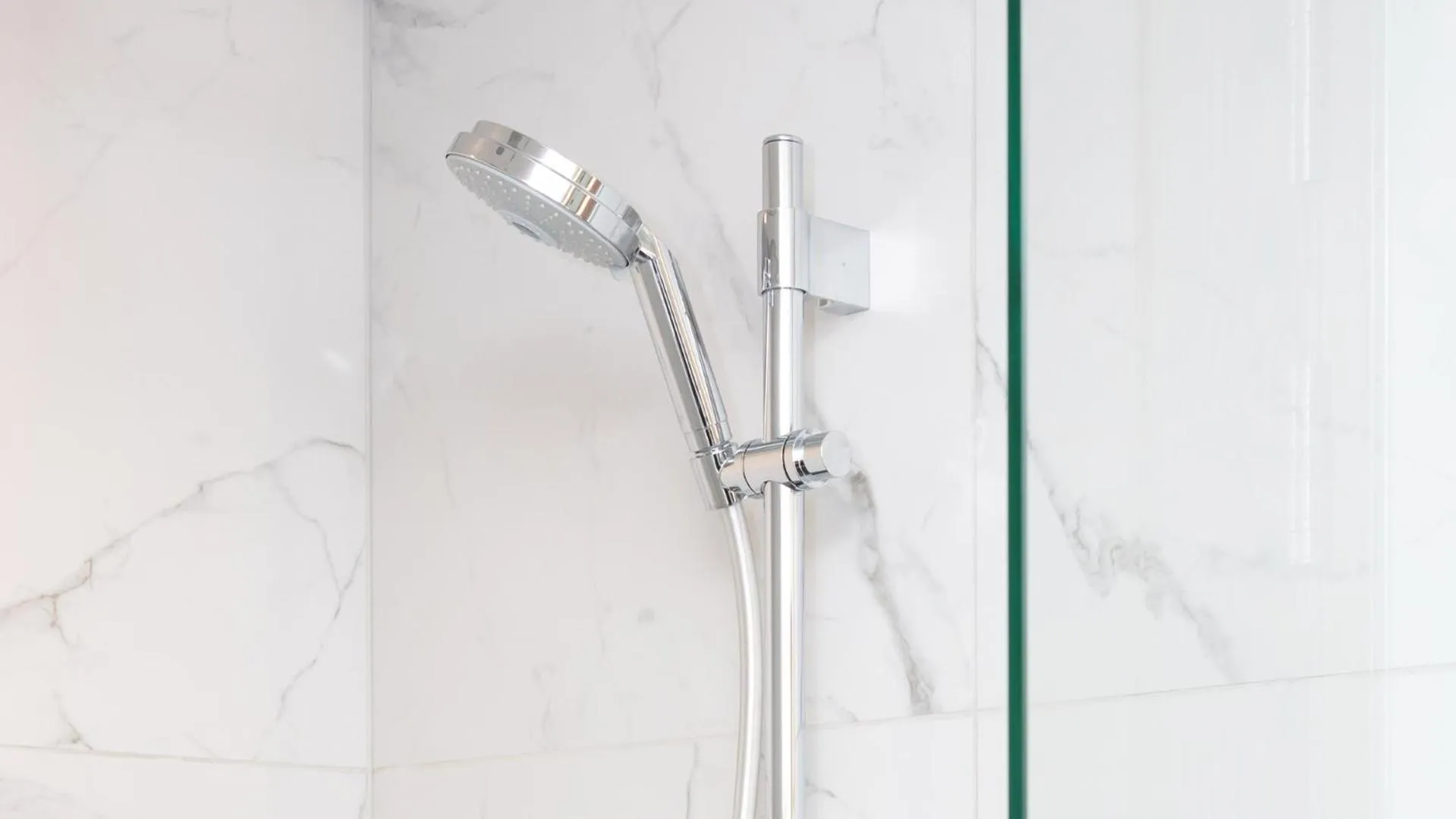 Shower in Horizon by SkyCity