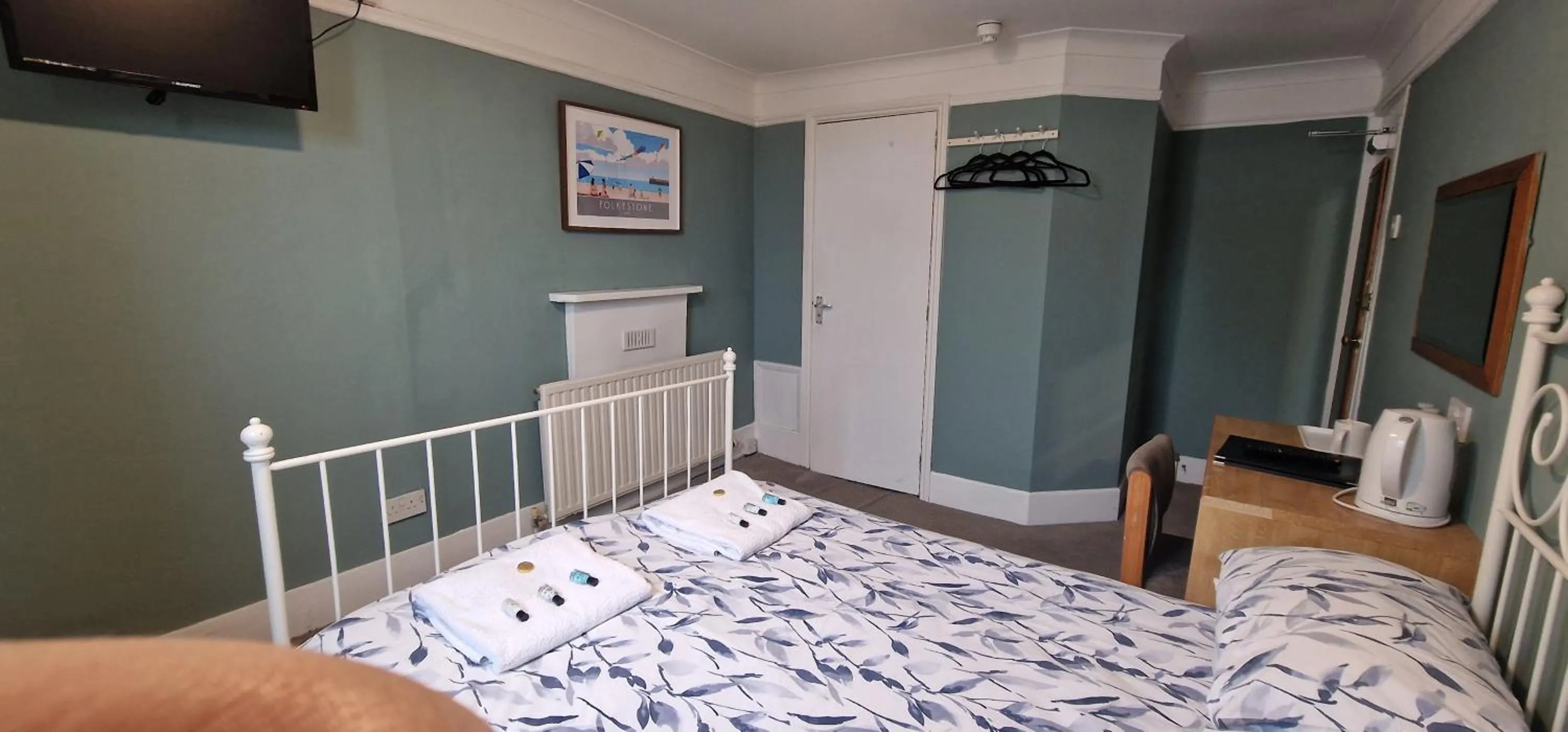 Photo of the whole room, Bed in The Portland Hotel