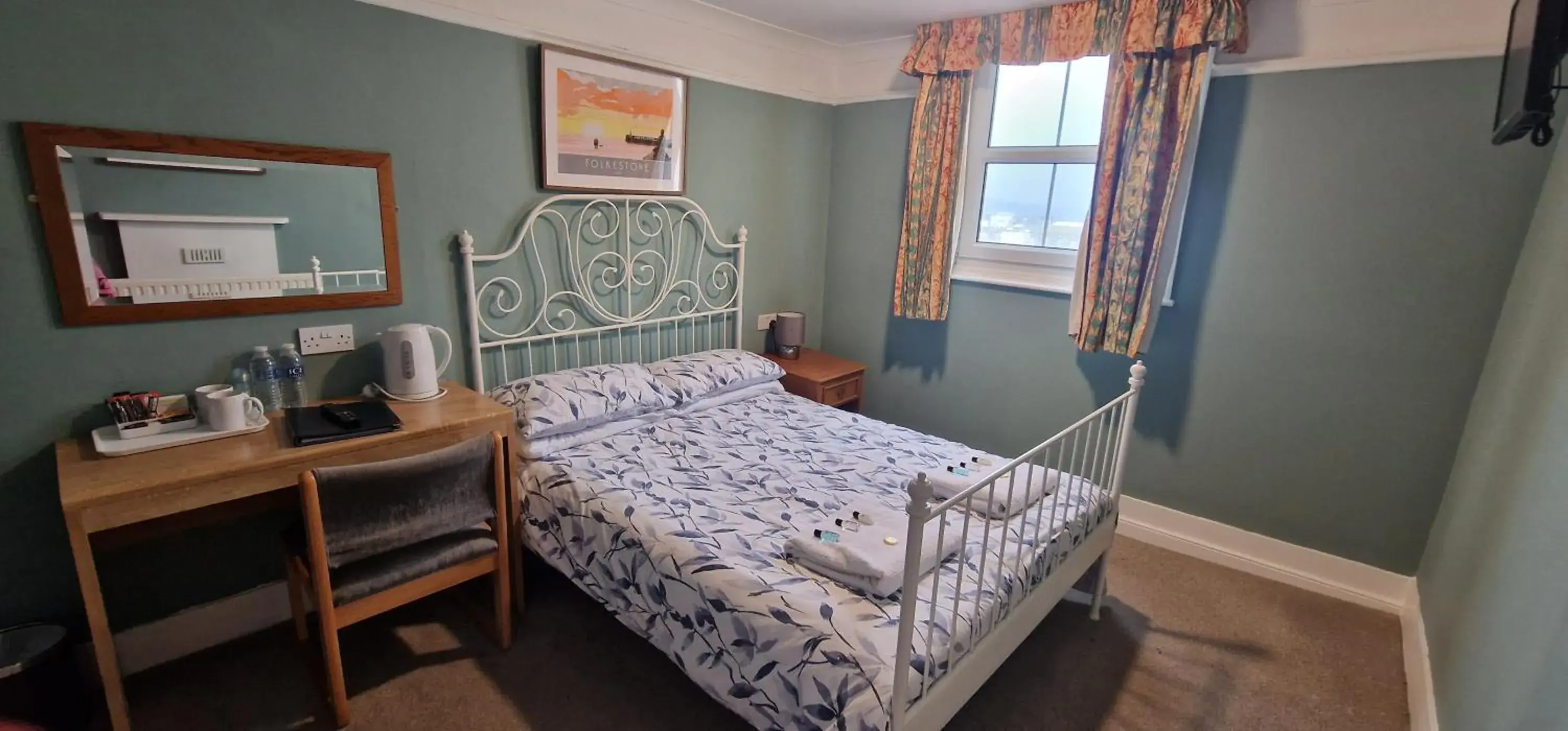 Budget Double Room in The Portland Hotel Budget Double Room in The Portland Hotel