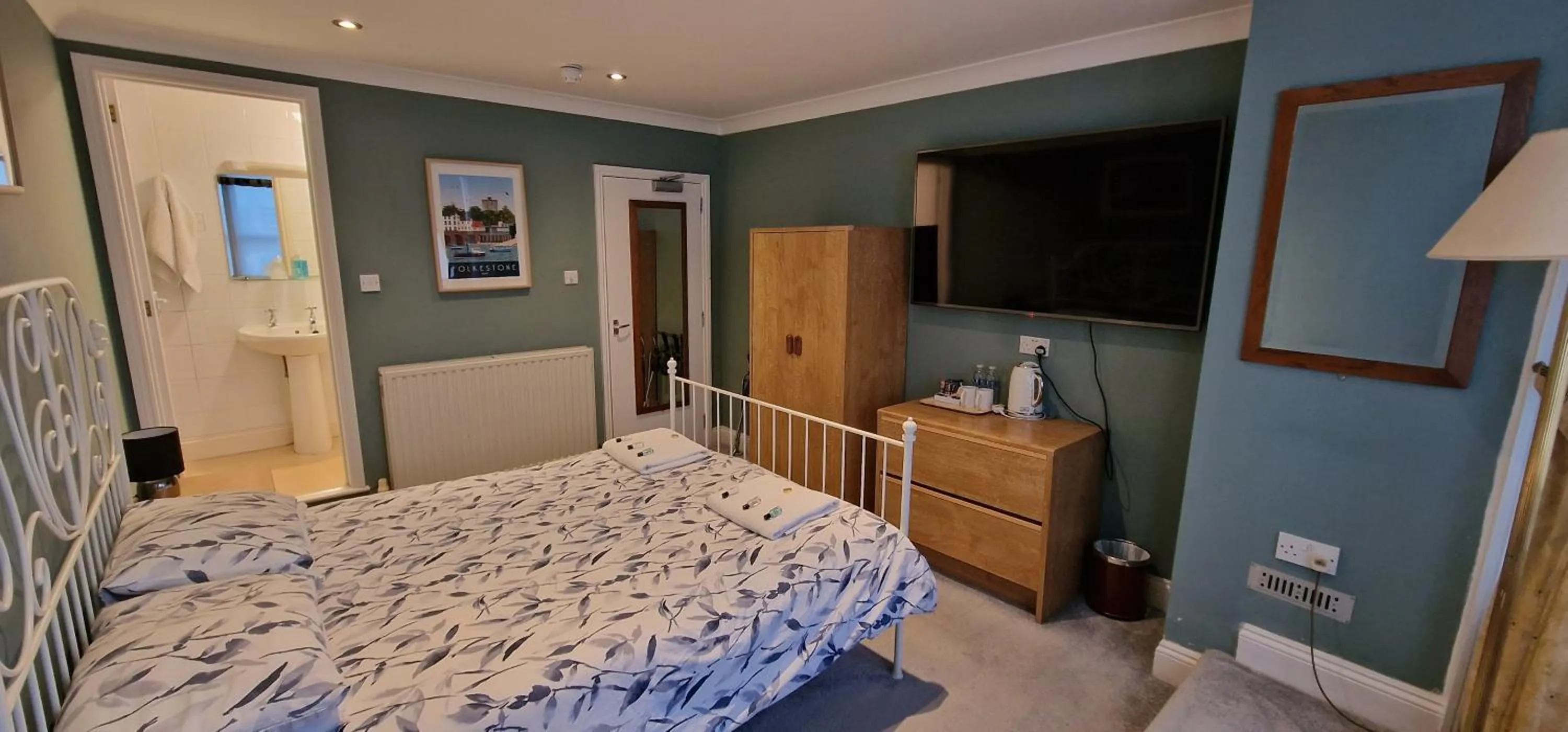 Photo of the whole room, Bed in The Portland Hotel