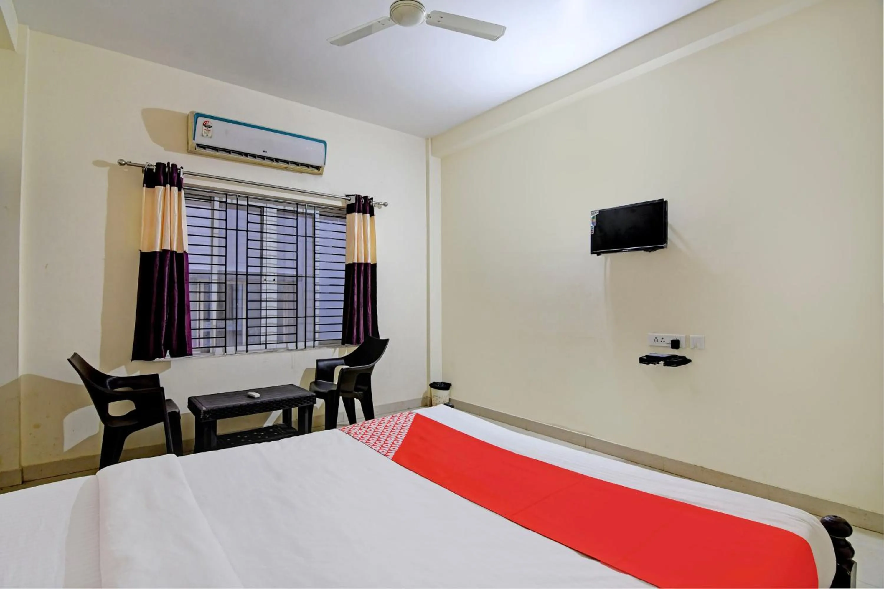 Bedroom, Bed in Hotel O Swiss Stay