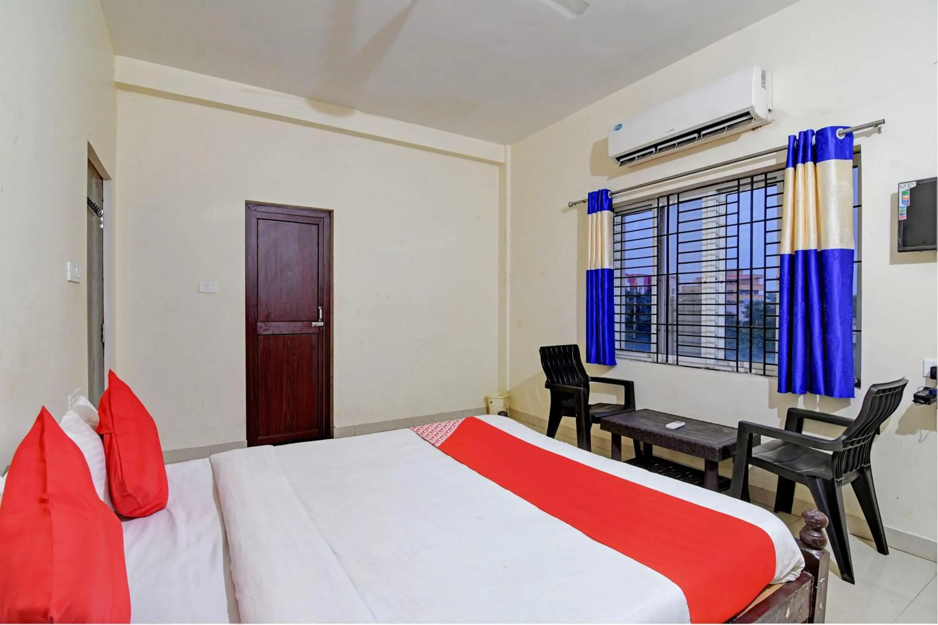 Bedroom, Bed in Hotel O Swiss Stay