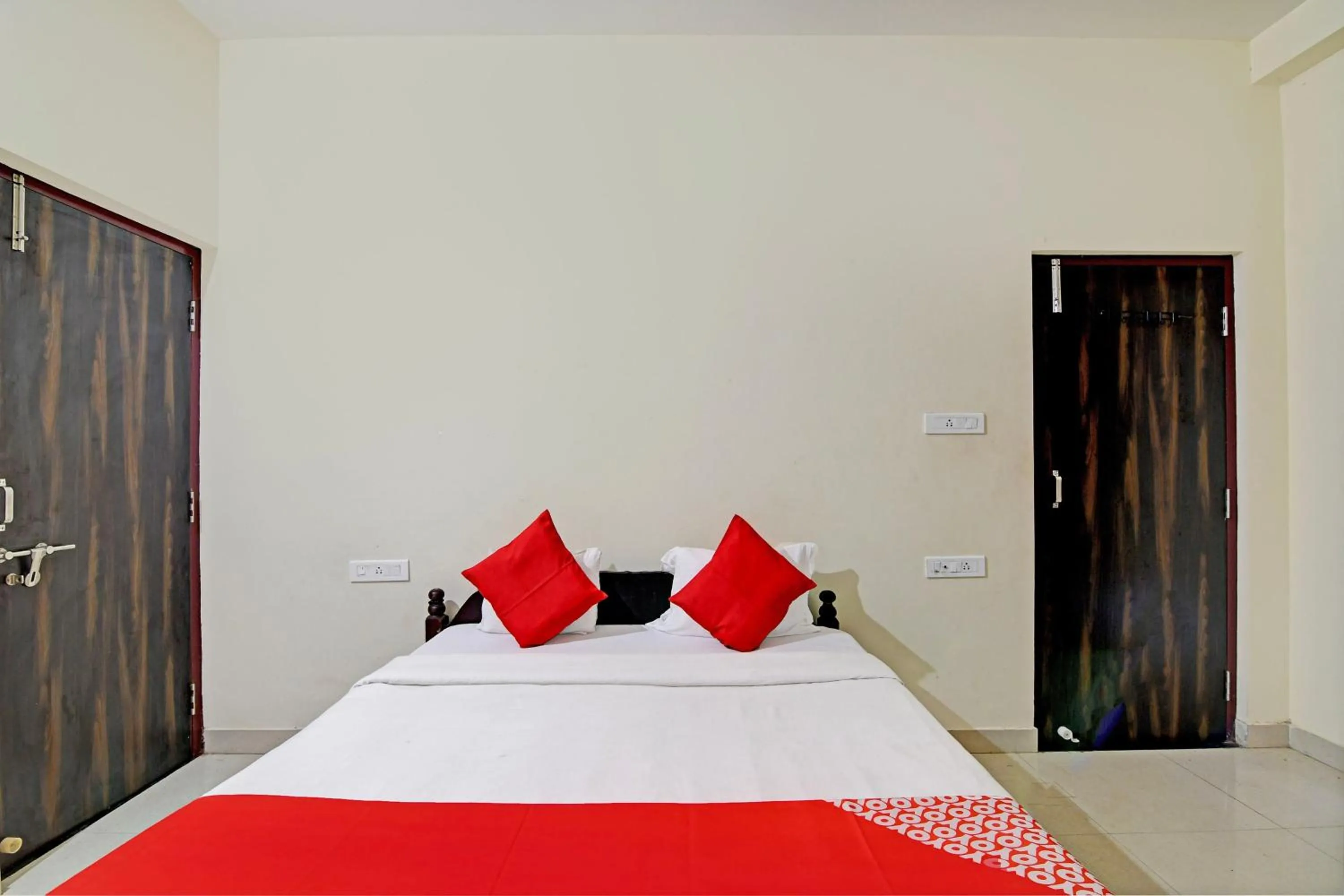 Bedroom, Bed in Hotel O Swiss Stay
