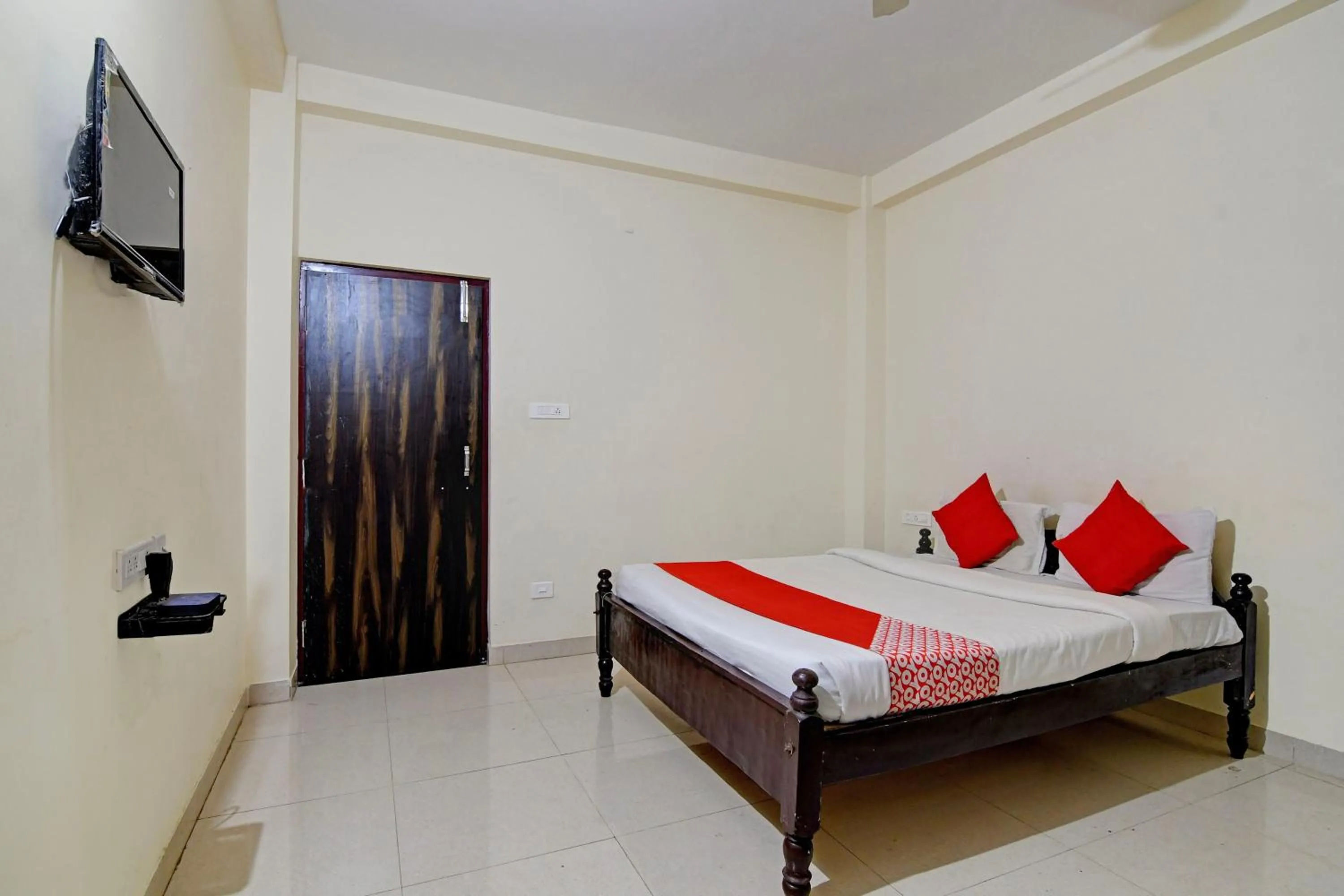 Facade/entrance in Hotel O Swiss stay