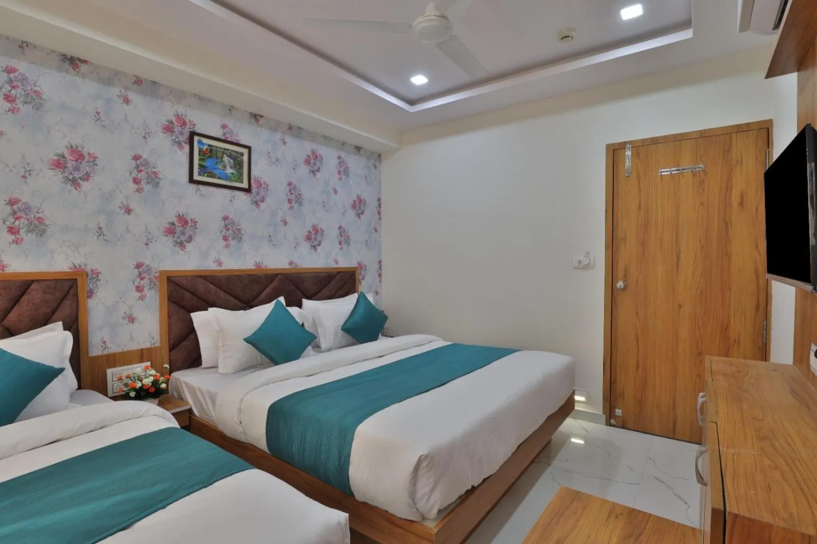 Communal lounge/ TV room in Hotel Vimal Inn