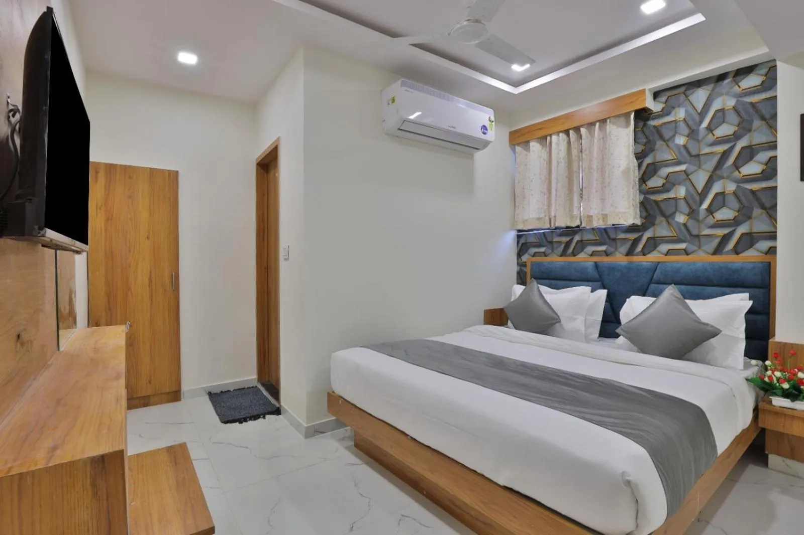 Communal lounge/ TV room in Hotel Vimal Inn