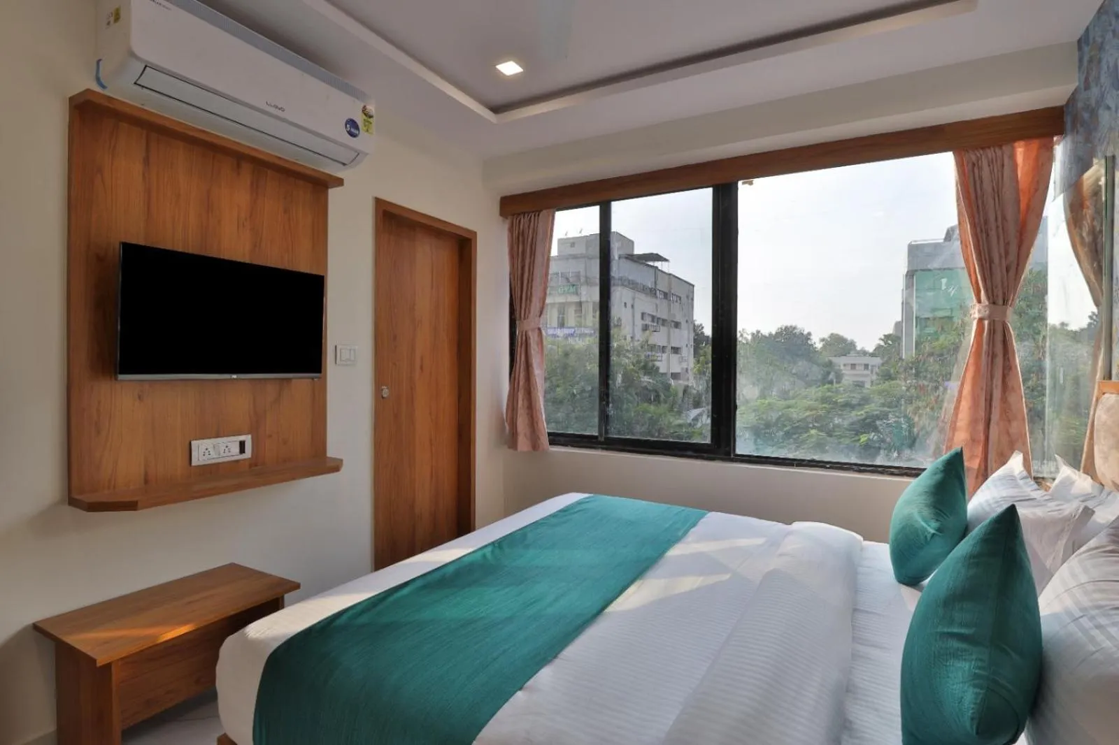 Communal lounge/ TV room in Hotel Vimal Inn