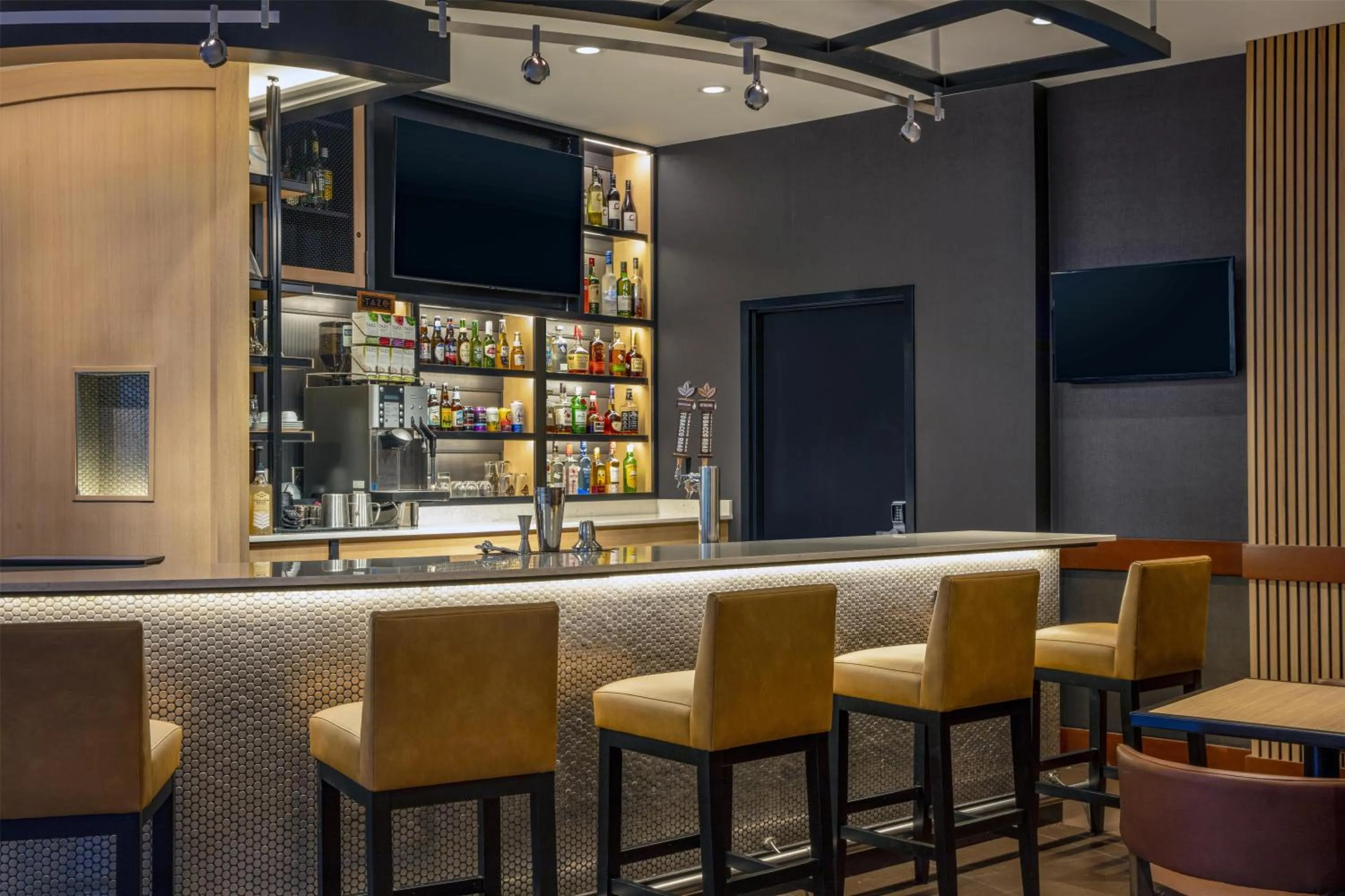Lounge or bar in Hyatt Place Raleigh Cary