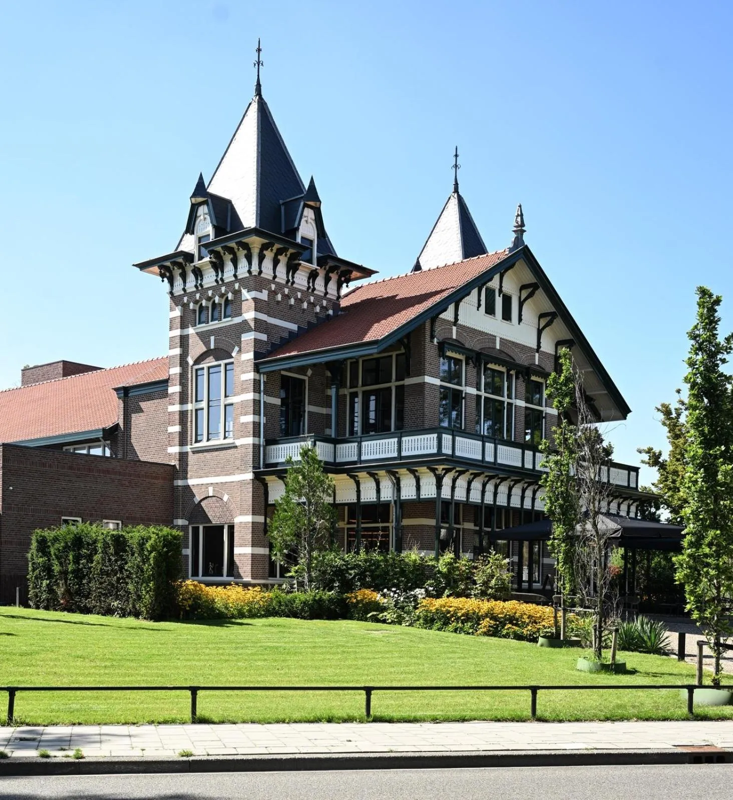 Property building in Wapen van Hengelo Residence Suites - digital key by SMS and email