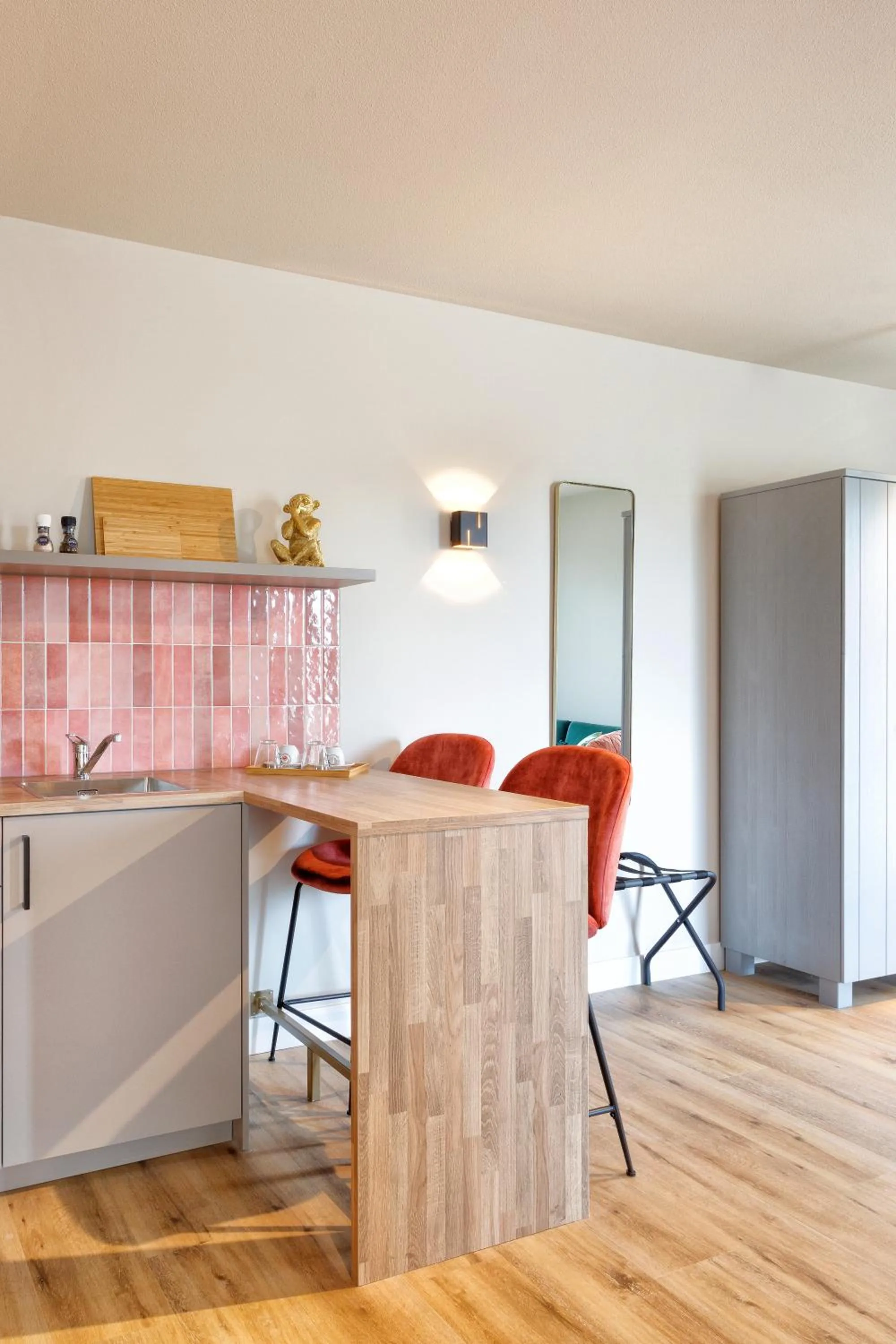 Kitchen or kitchenette in Wapen van Hengelo Residence Suites - digital key by SMS and email