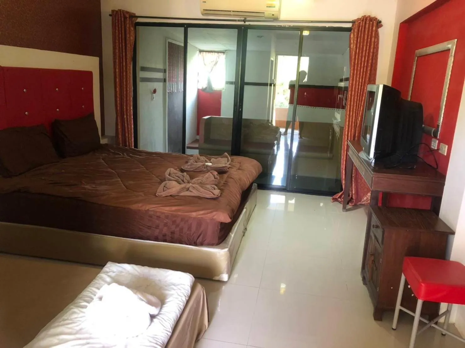 Communal lounge/ TV room in Petpumok Wangnamkhiao Hotel