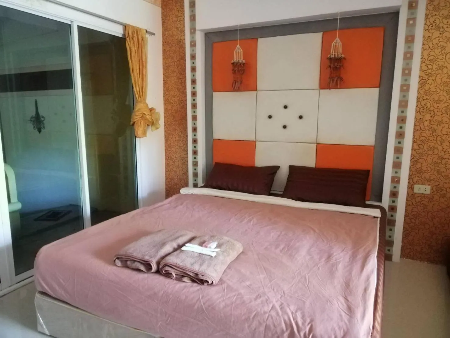 Bed in Petpumok Wangnamkhiao Hotel