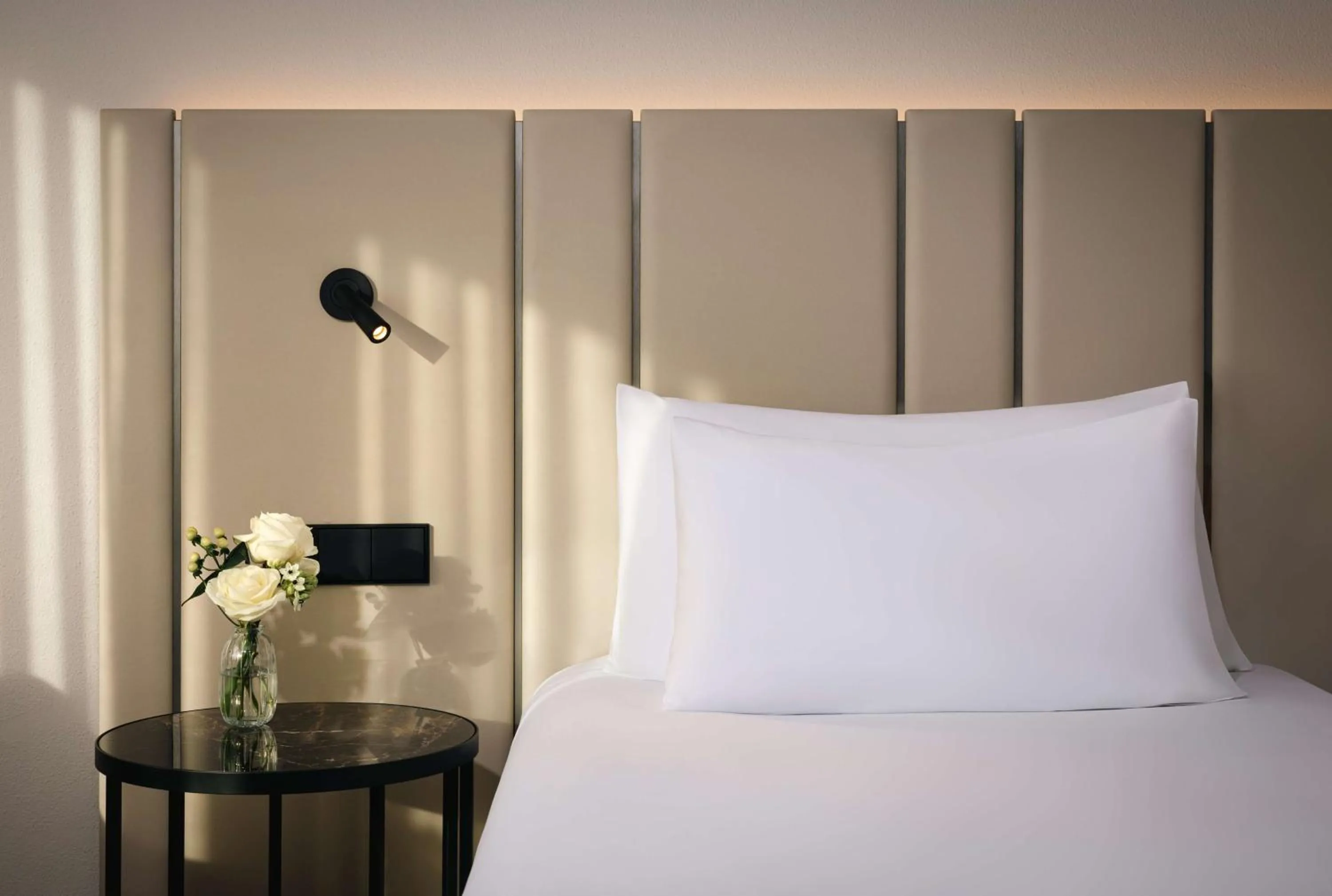 Bedroom, Bed in NH Groningen Hotel