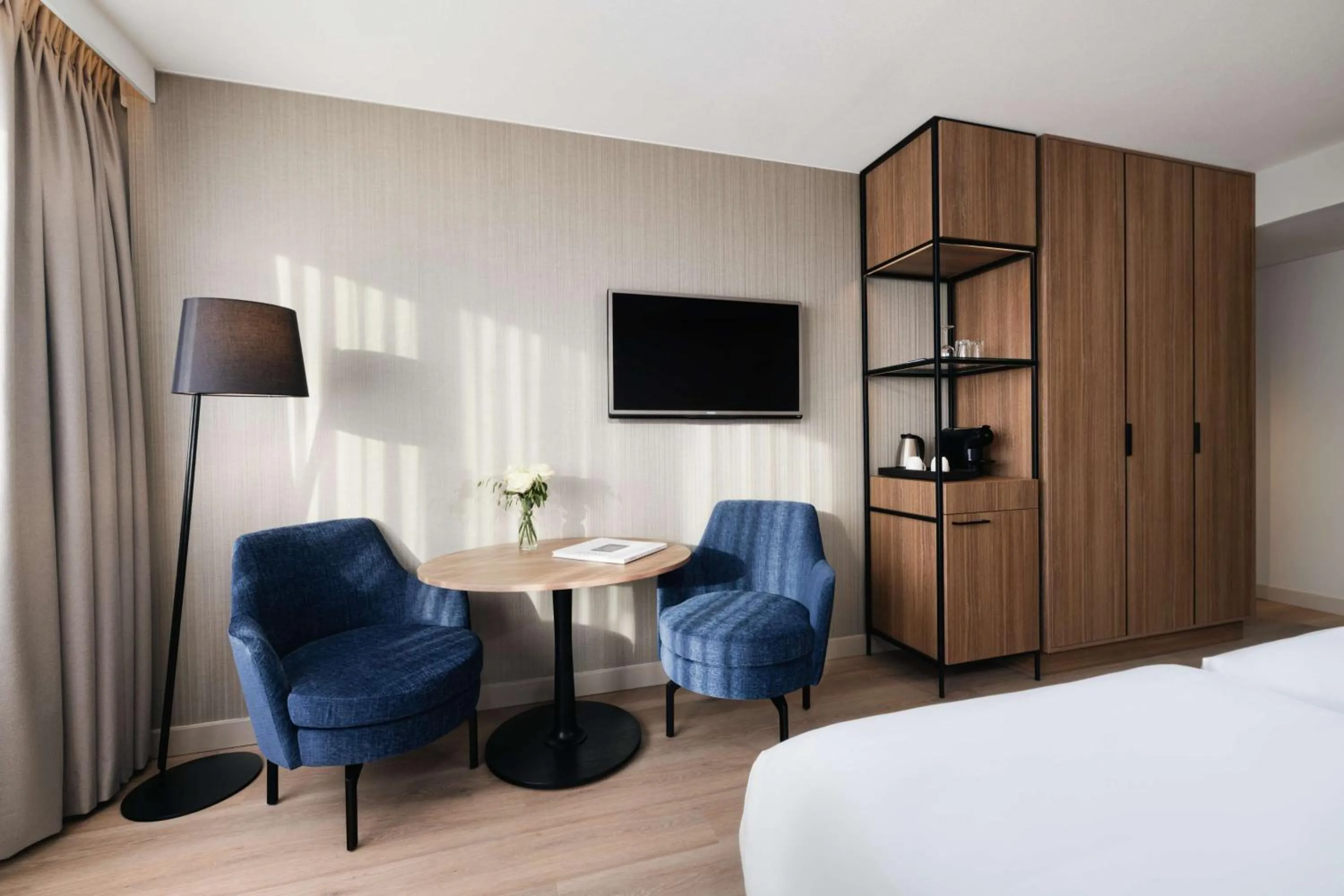 Bedroom, Bed in NH Groningen Hotel