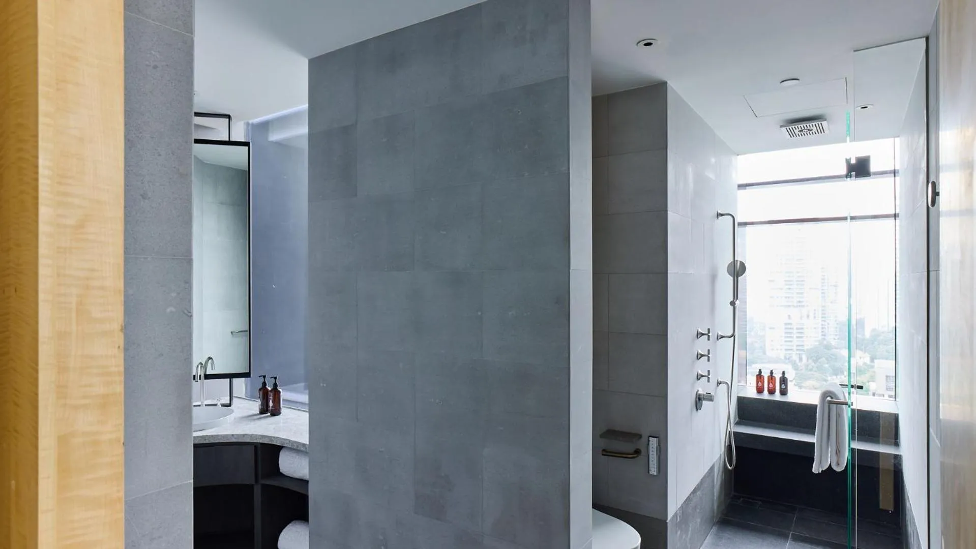 Toilet in COMO Metropolitan Singapore