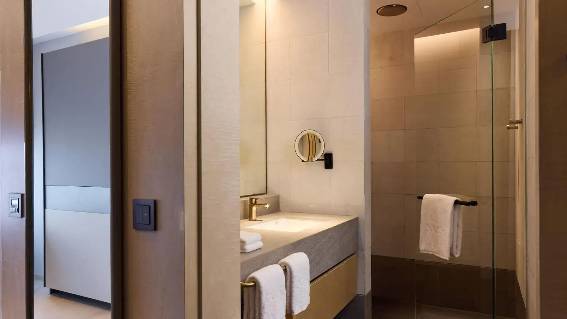 COMO Suite (Complimentary Mini-bar, Refreshed Daily) in COMO Metropolitan Singapore COMO Suite (Complimentary Mini-bar, Refreshed Daily) in COMO Metropolitan Singapore