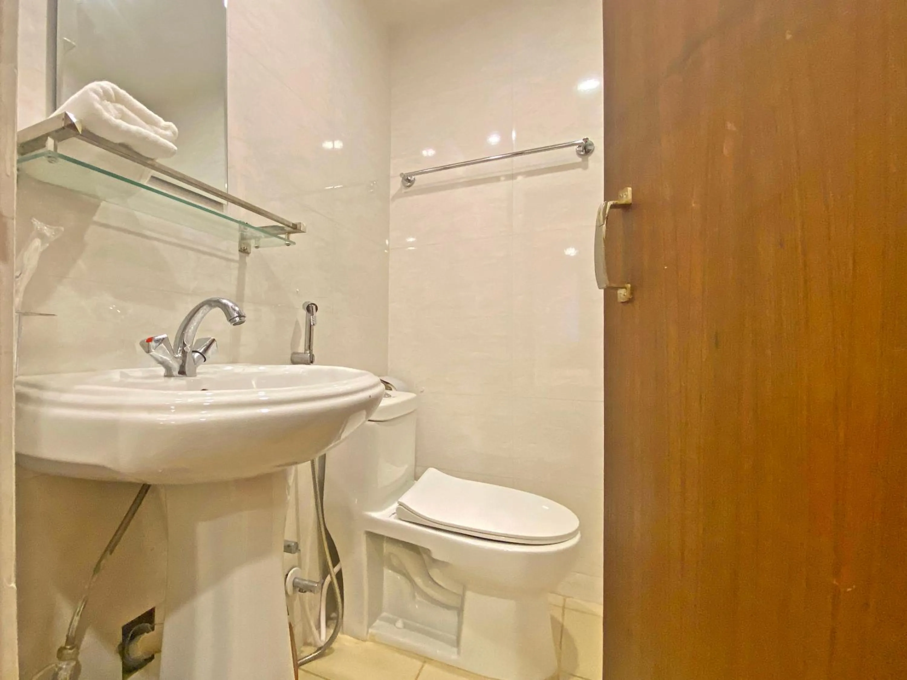 Toilet in Hotel Airport Gurkha