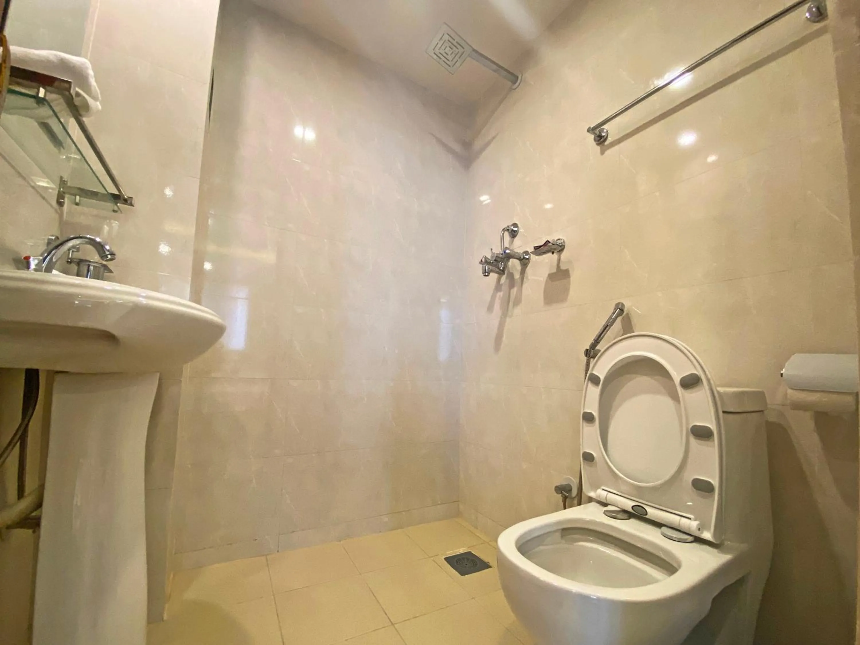 Shower in Hotel Airport Gurkha